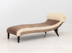 Chaise longue moderna in pelle goffrata e flokati
