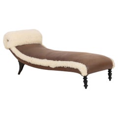 Chaise longue moderna in pelle goffrata e flokati