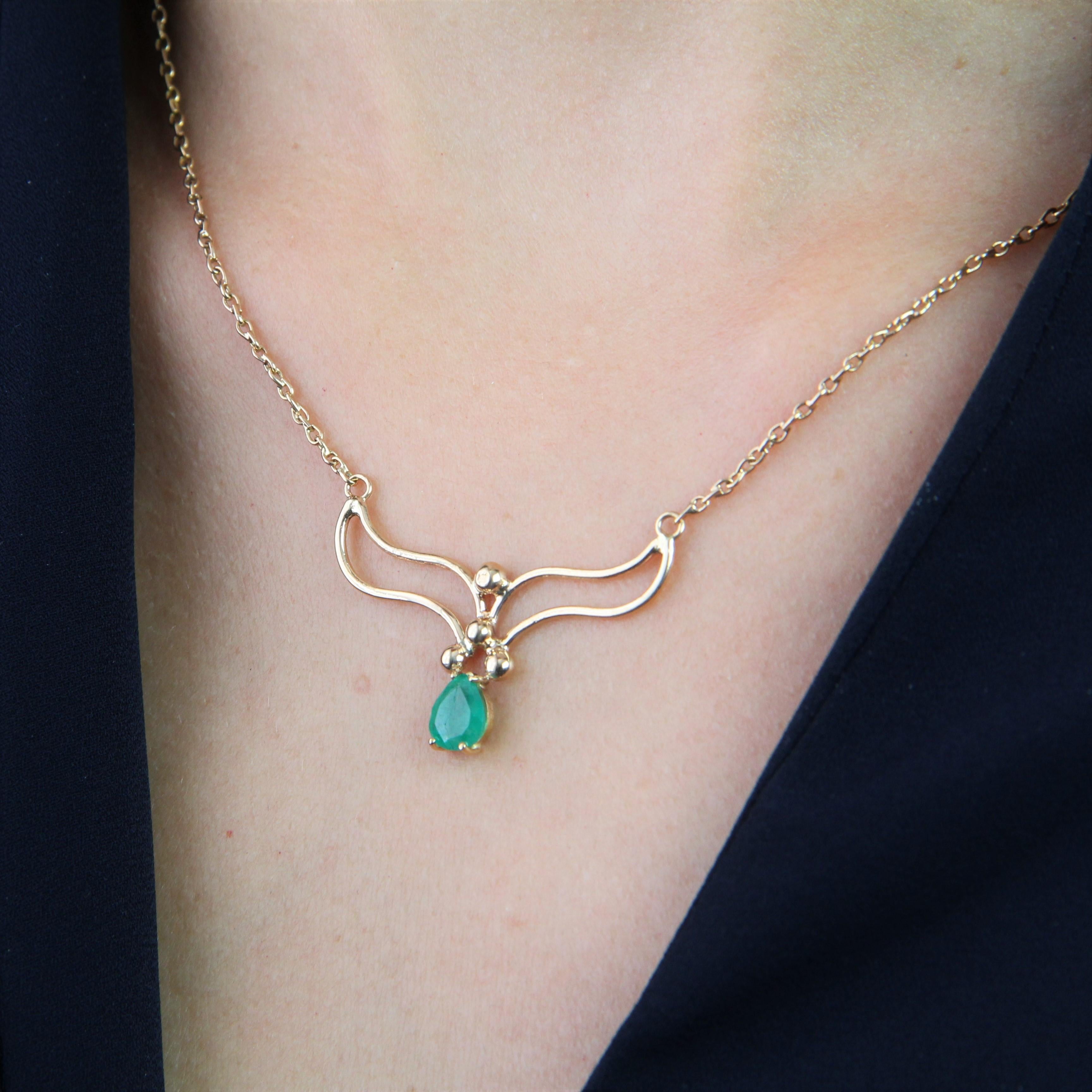 Modern Emerald 18 Karat Rose Gold Necklace For Sale 6