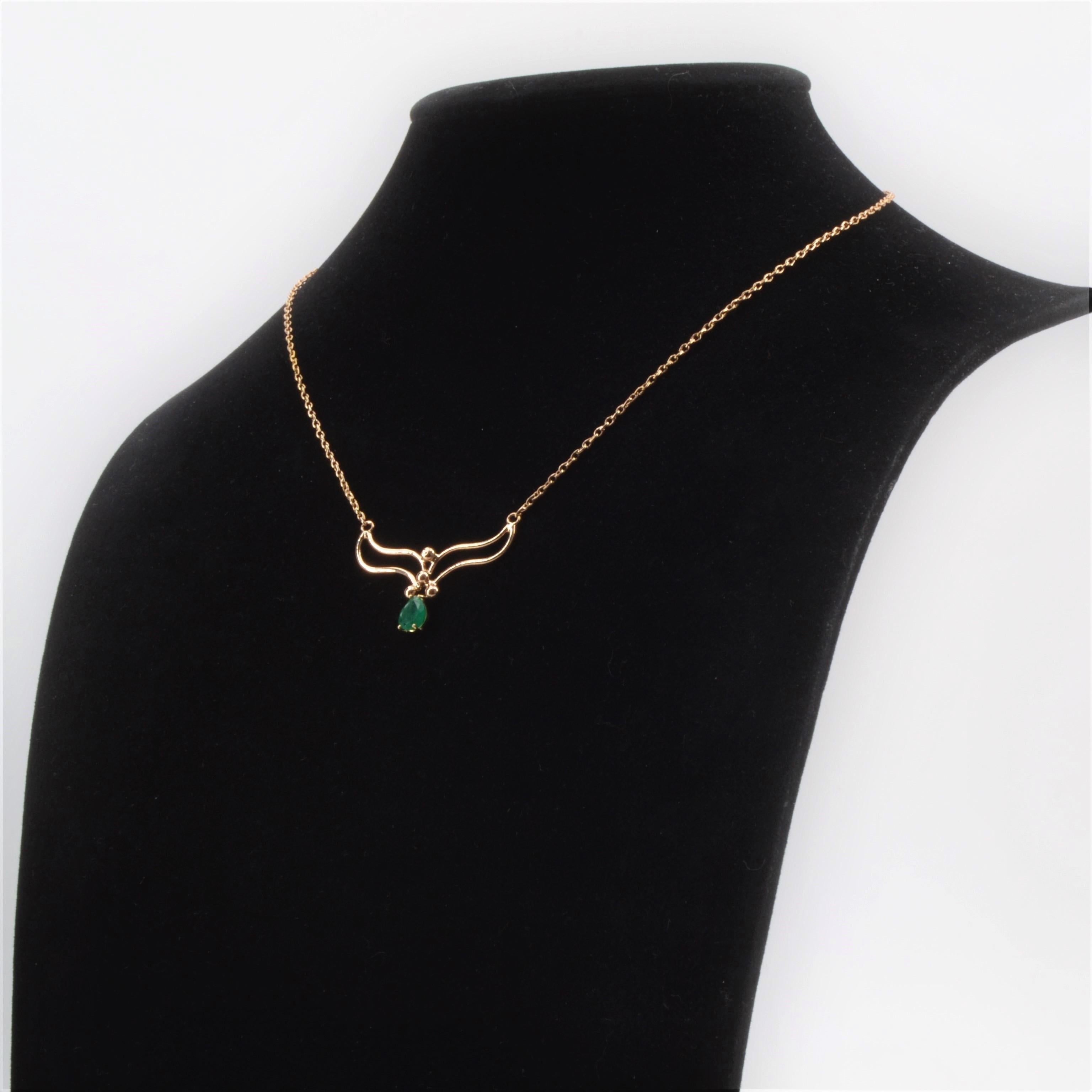 Modern Emerald 18 Karat Rose Gold Necklace For Sale 3