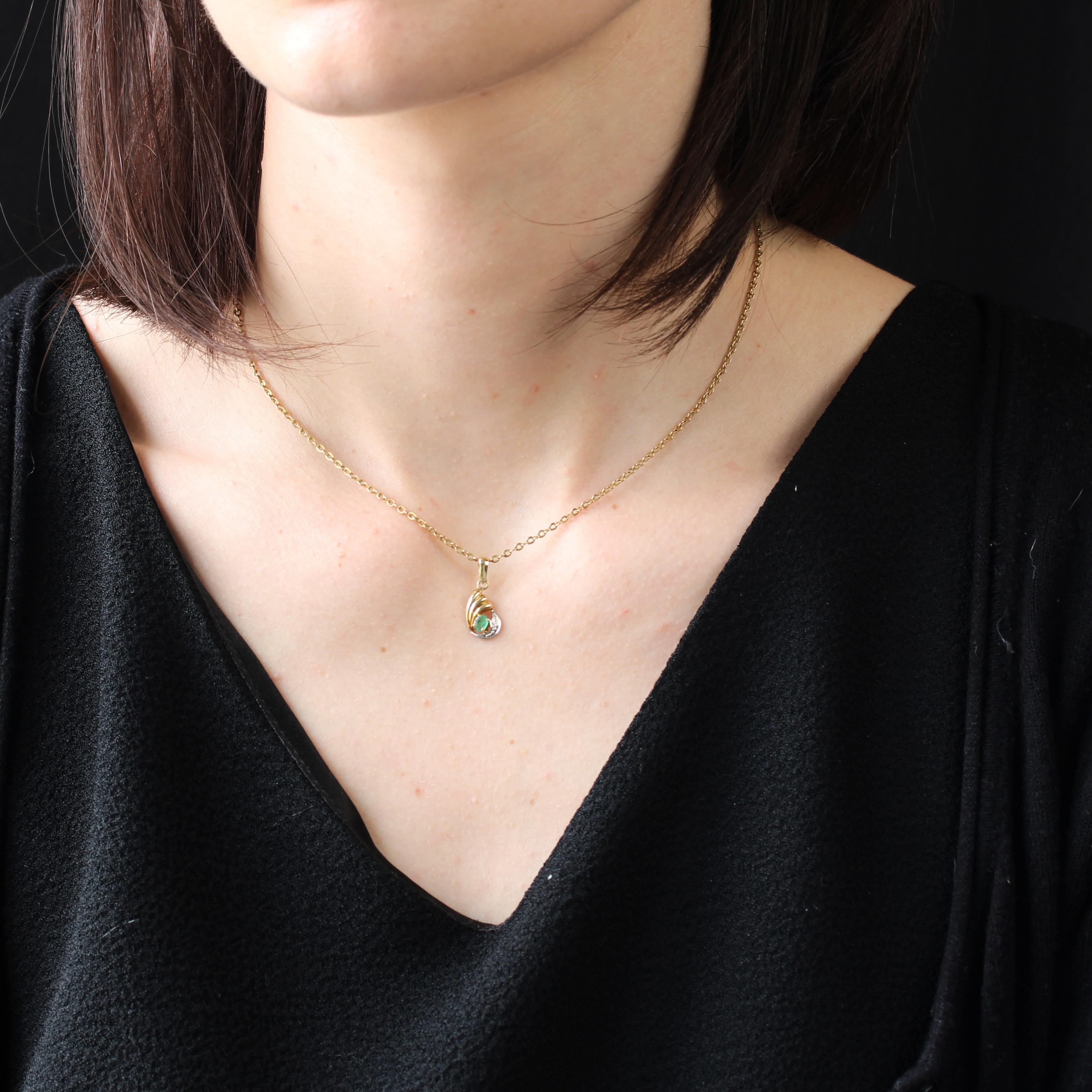 Pendentif en or jaune 18 carats.
Ce pendentif d'occasion moderne est serti d'une émeraude ovale centrale entourée d'un côté par de l'or blanc perlé et de l'autre par un motif godronné en or jaune.
Pendentif vendu seul sans la chaîne de