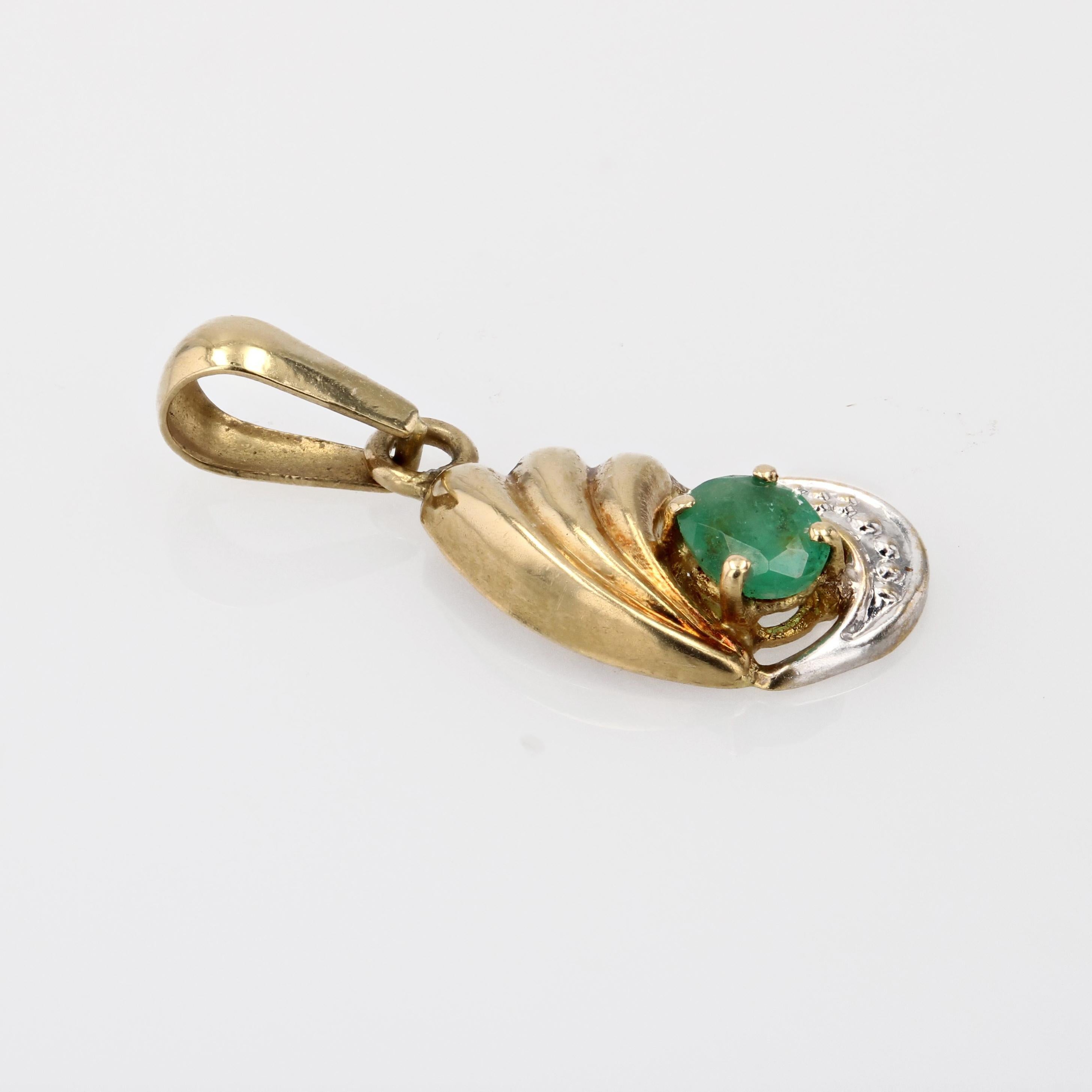 Moderne Pendentif moderne en or jaune 18 carats avec émeraude en vente