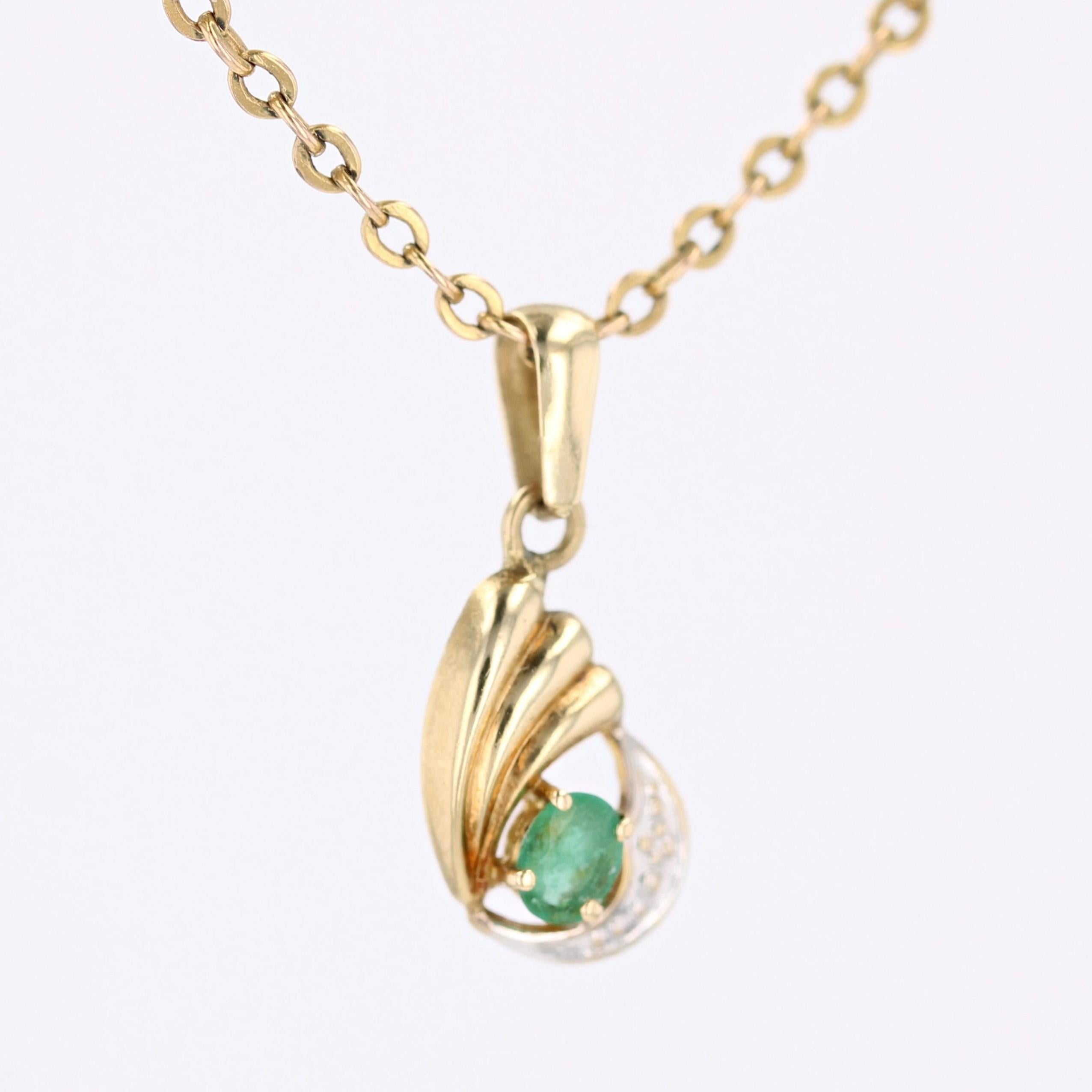 Taille ovale Pendentif moderne en or jaune 18 carats avec émeraude en vente