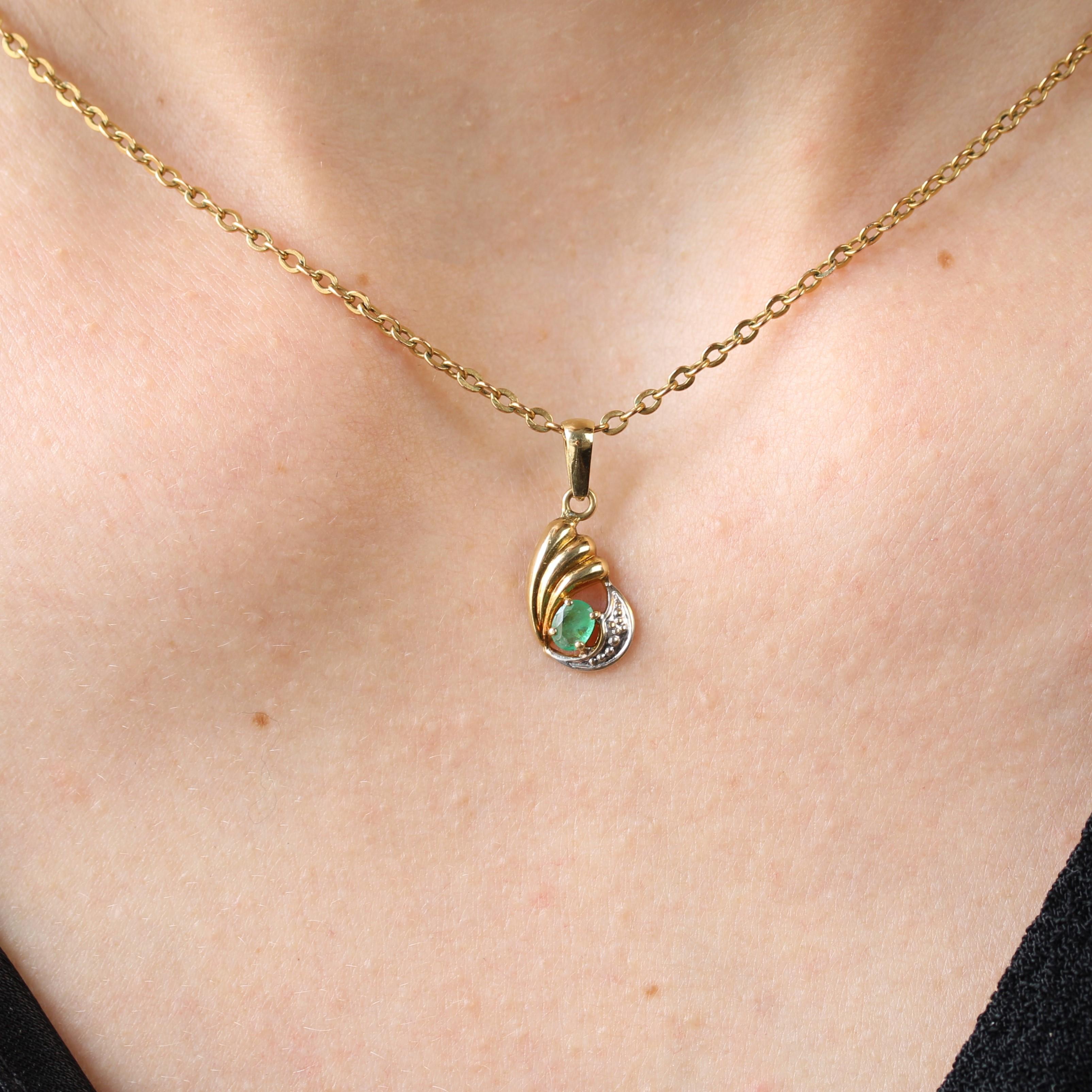Pendentif moderne en or jaune 18 carats avec émeraude Pour femmes en vente