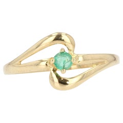 Modern Emerald 18 Karat Yellow Gold Ring