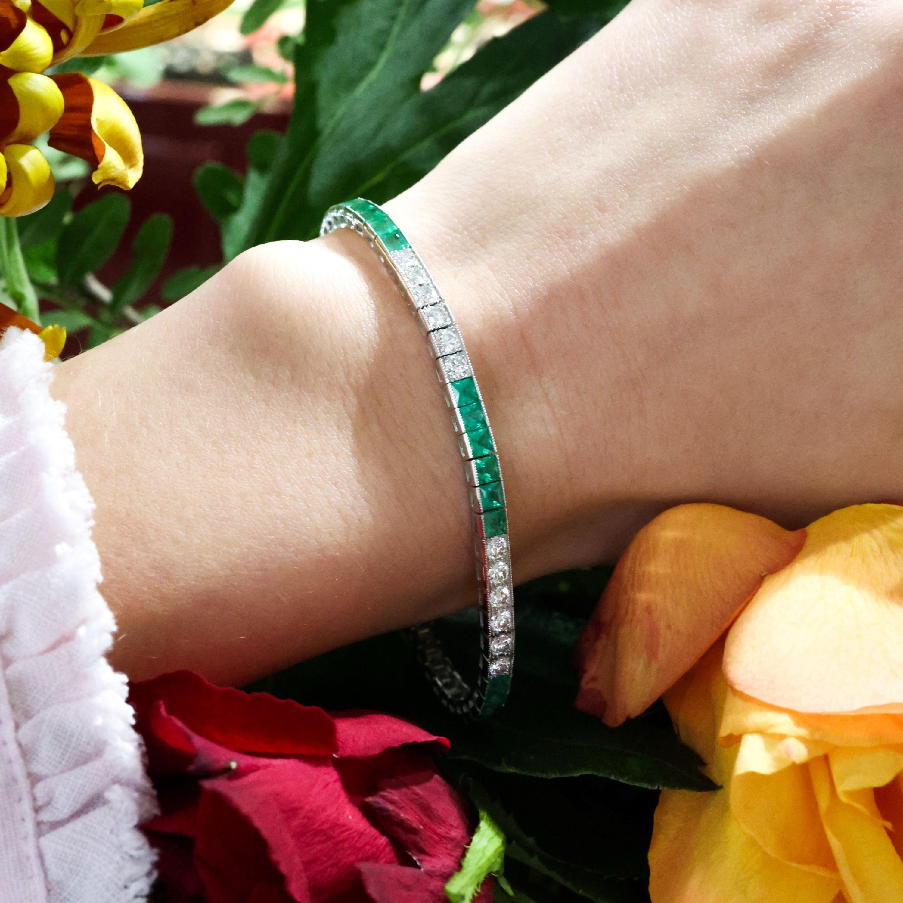 Brazalete moderno de esmeraldas, diamantes y línea de platino, con cinco juegos de tres alternando con cuatro juegos de cuatro esmeraldas talla francesa, con un peso total de 6,37 quilates, en engaste de canal, alternando con ocho juegos de dos y un