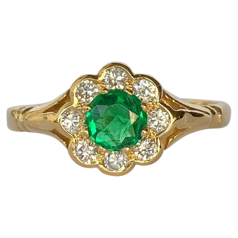 Modern Emerald and Diamond 18 Carat Gold Cluster Daisy Ring