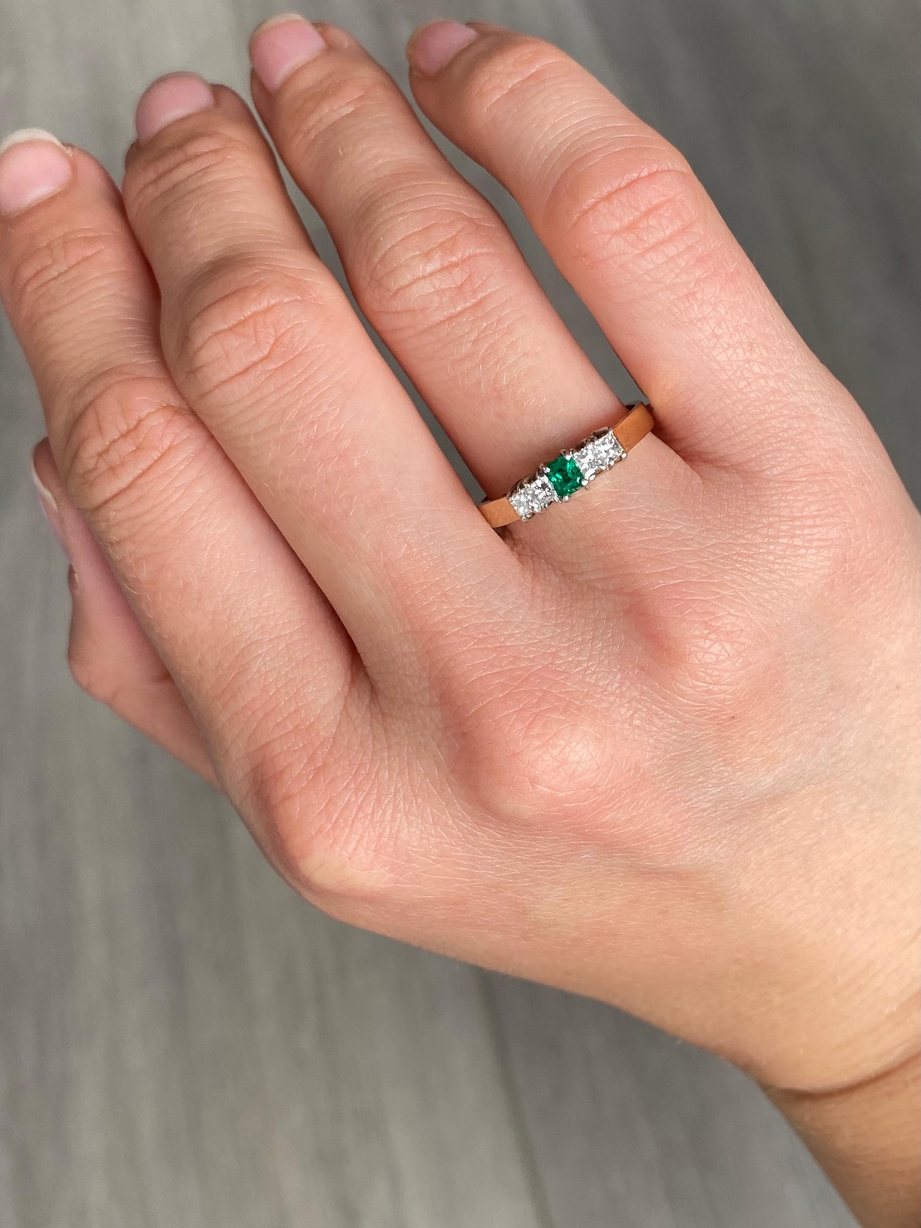 Modern Emerald and Diamond 18 Carat Gold Five-Stone Ring In Good Condition In Chipping Campden, GB