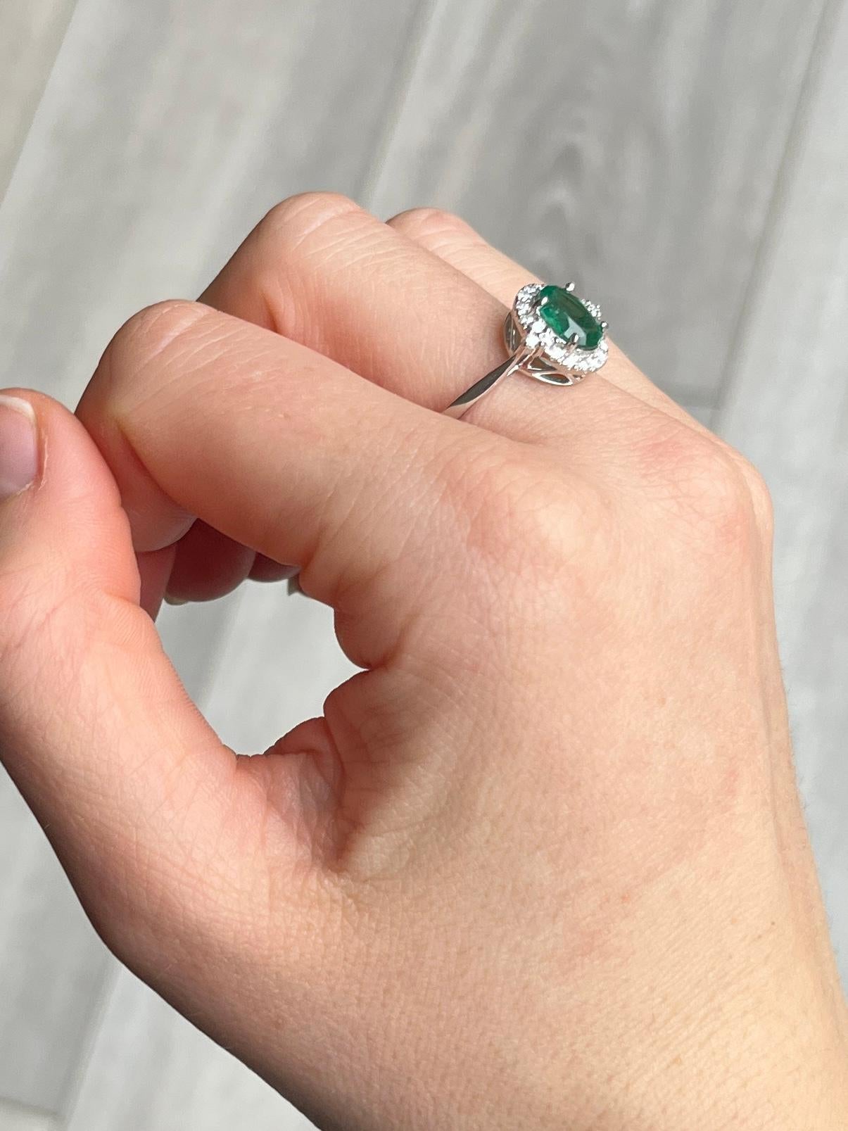 Cette magnifique bague renferme une émeraude d'un vert éclatant mesurant 1 carat. La pierre est entourée d'un halo de diamants étincelants qui totalisent 80pts. La bague est modelée en platine.

Taille de l'anneau : P 1/2 ou 8 
Dimensions de la