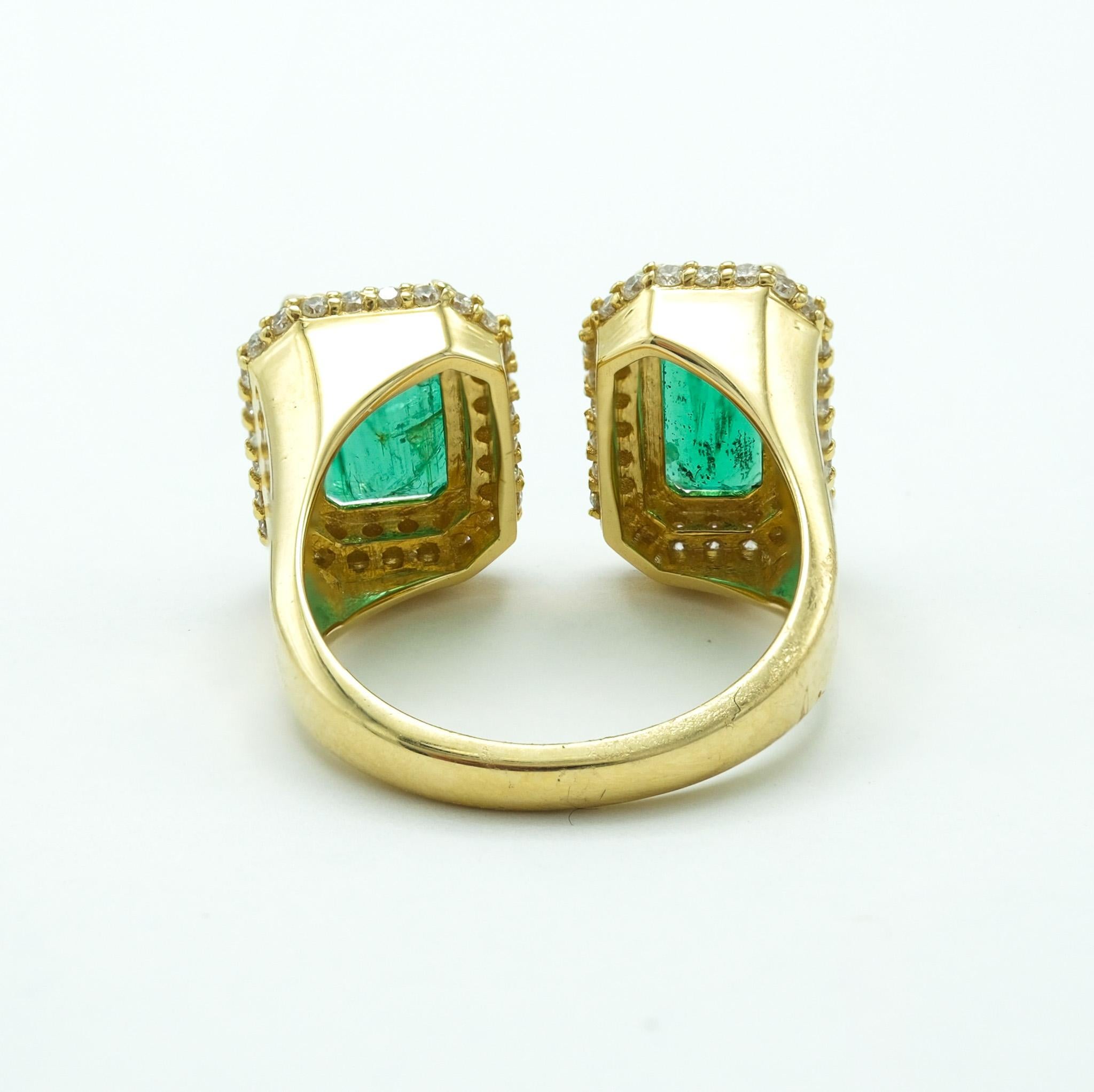 Bague fendue moderne en or jaune 18K avec émeraude et diamant Bypass ~3.5CTW Taille 7 Pour femmes en vente
