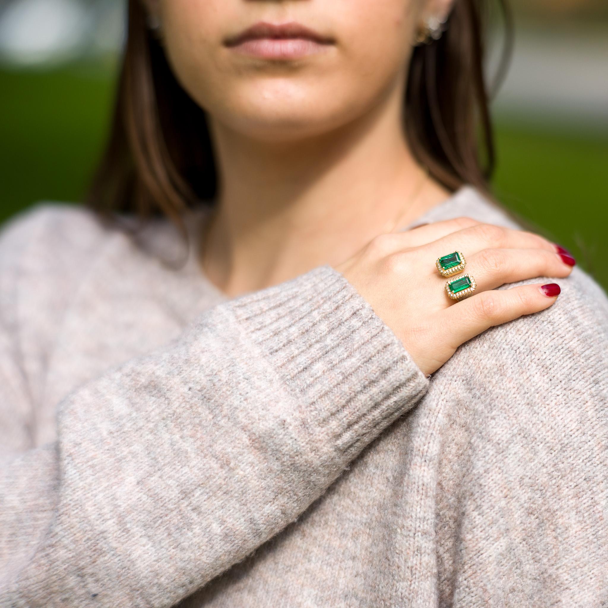 Bague fendue moderne en or jaune 18K avec émeraude et diamant Bypass ~3.5CTW Taille 7 en vente 2