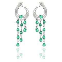 Pendientes de cóctel modernos de esmeralda con diamantes engastados en oro blanco de 14 quilates