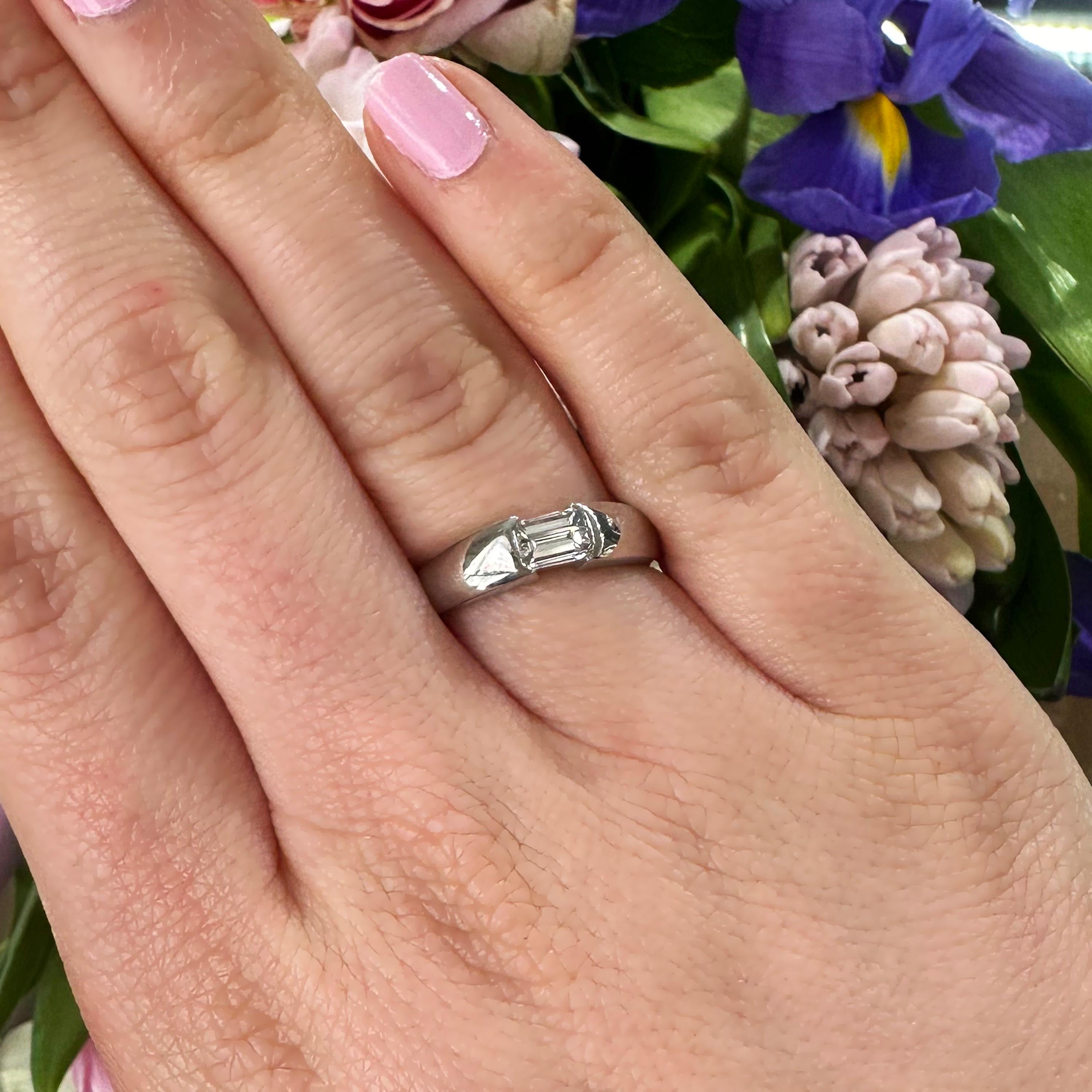 Moderno Anello moderno con diamante taglio smeraldo 0,54 carati D VVS2 e platino in vendita
