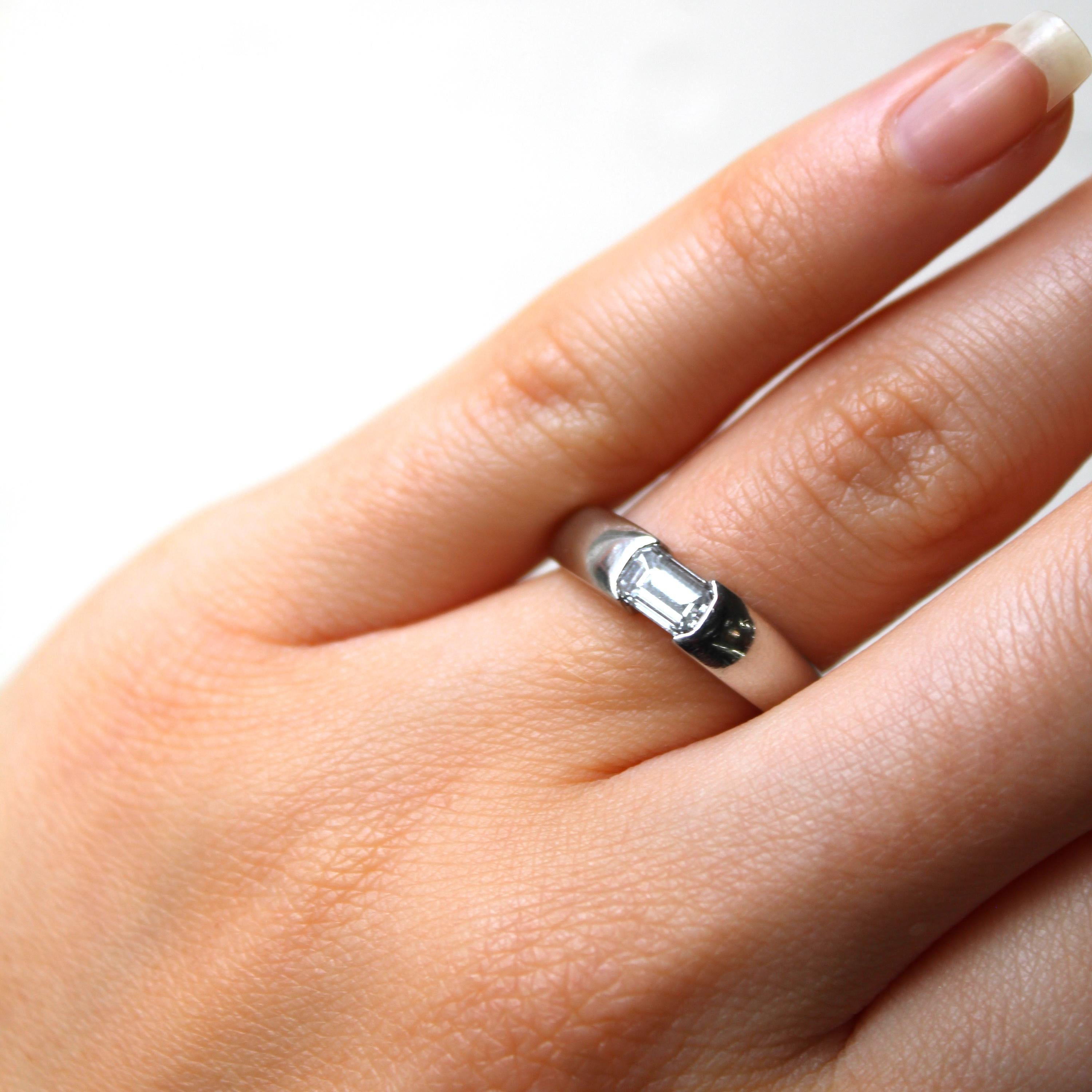 Taglio smeraldo Anello moderno con diamante taglio smeraldo 0,54 carati D VVS2 e platino in vendita