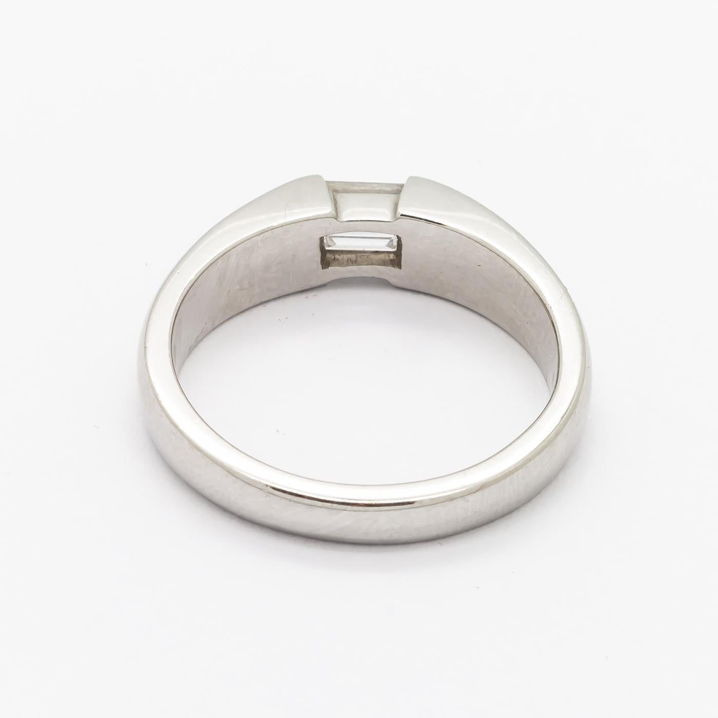 Bague moderne en platine et diamant de 0,54 carat D VVS2, taille émeraude Excellent état - En vente à London, GB