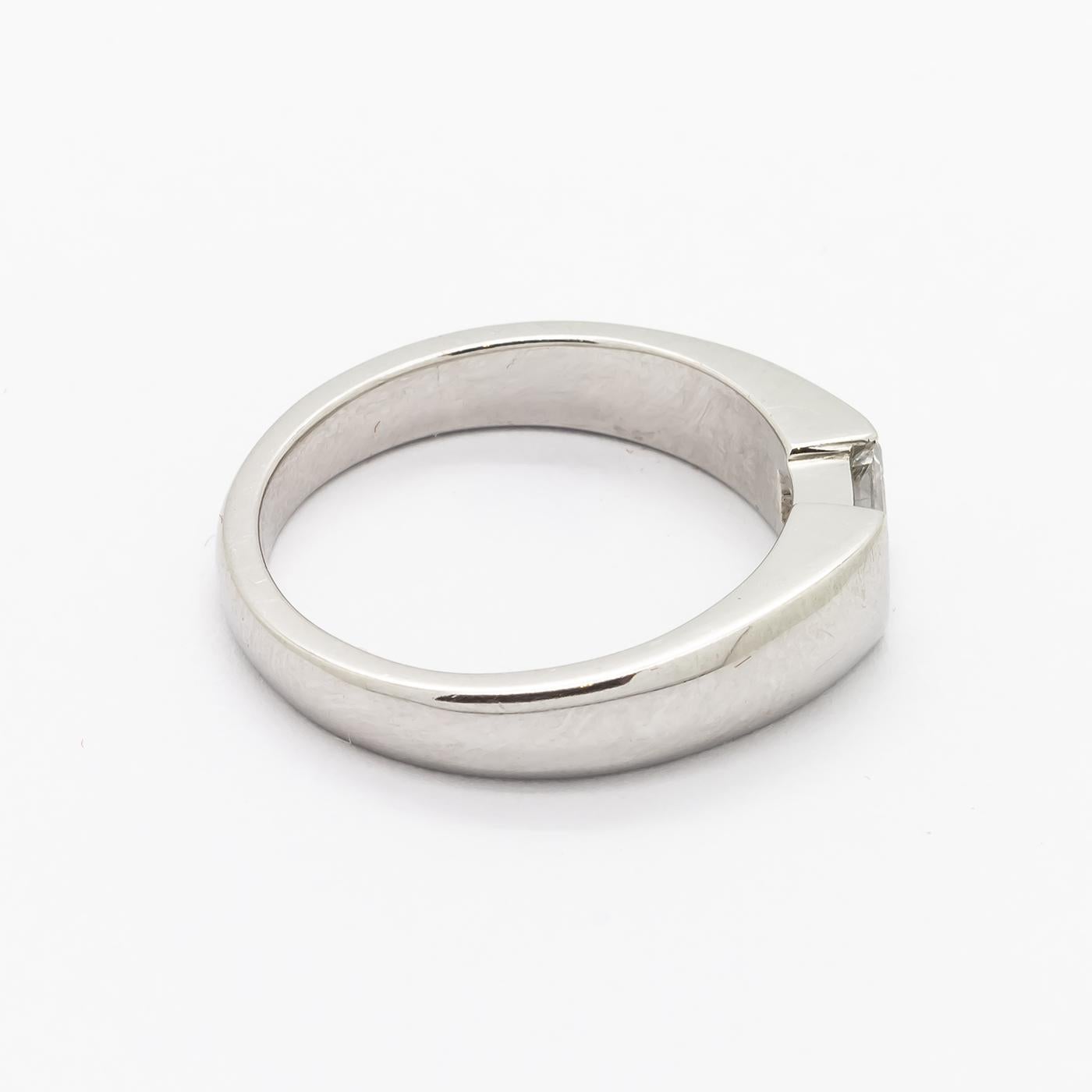 da uomo o donna Anello moderno con diamante taglio smeraldo 0,54 carati D VVS2 e platino in vendita