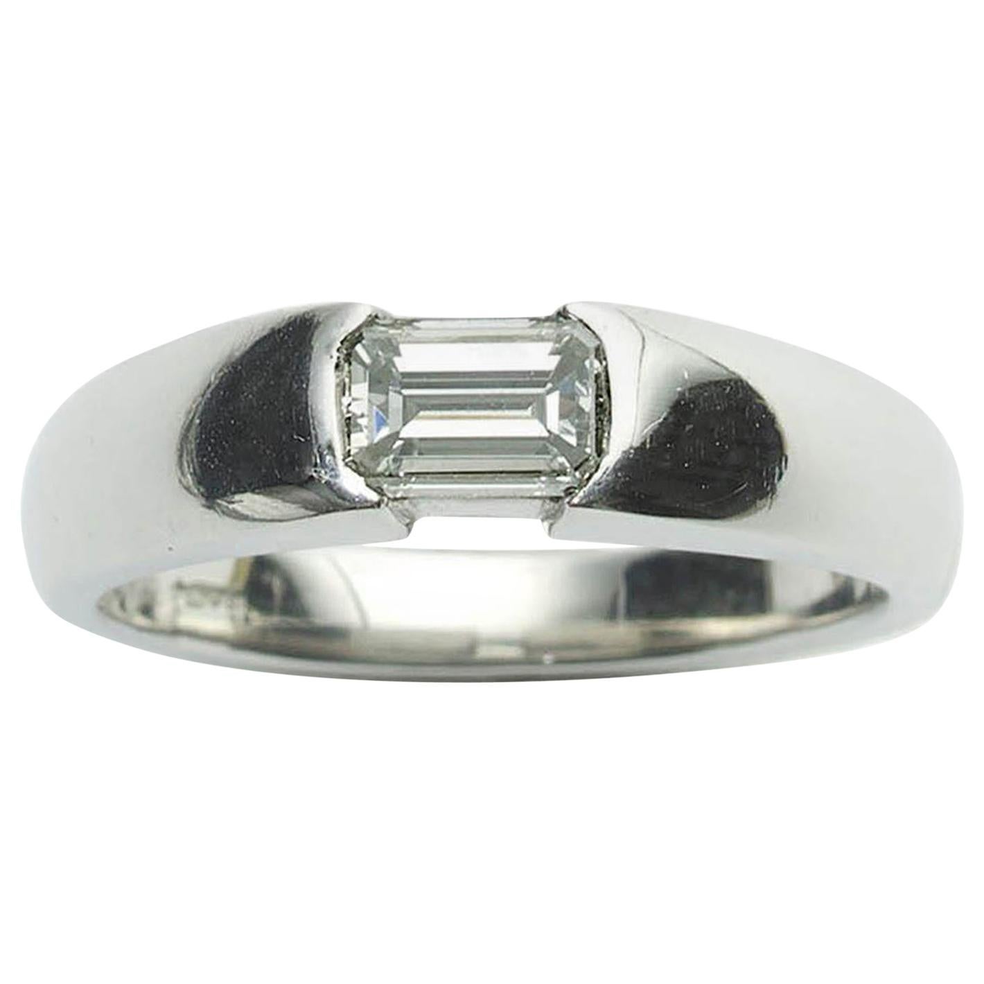 Moderner Ring aus Platin und Diamant mit Smaragdschliff 0,54 Karat D VVS2