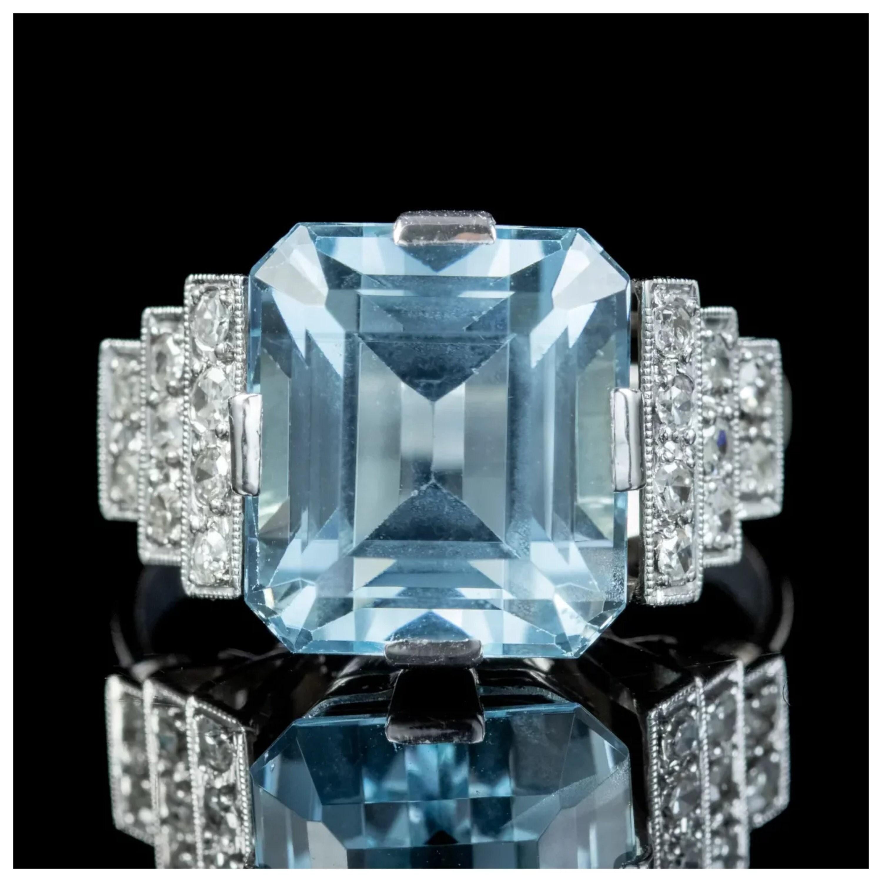 Im Angebot: Moderner Verlobungsring mit Aquamarin im Smaragdschliff und Diamanten () 2