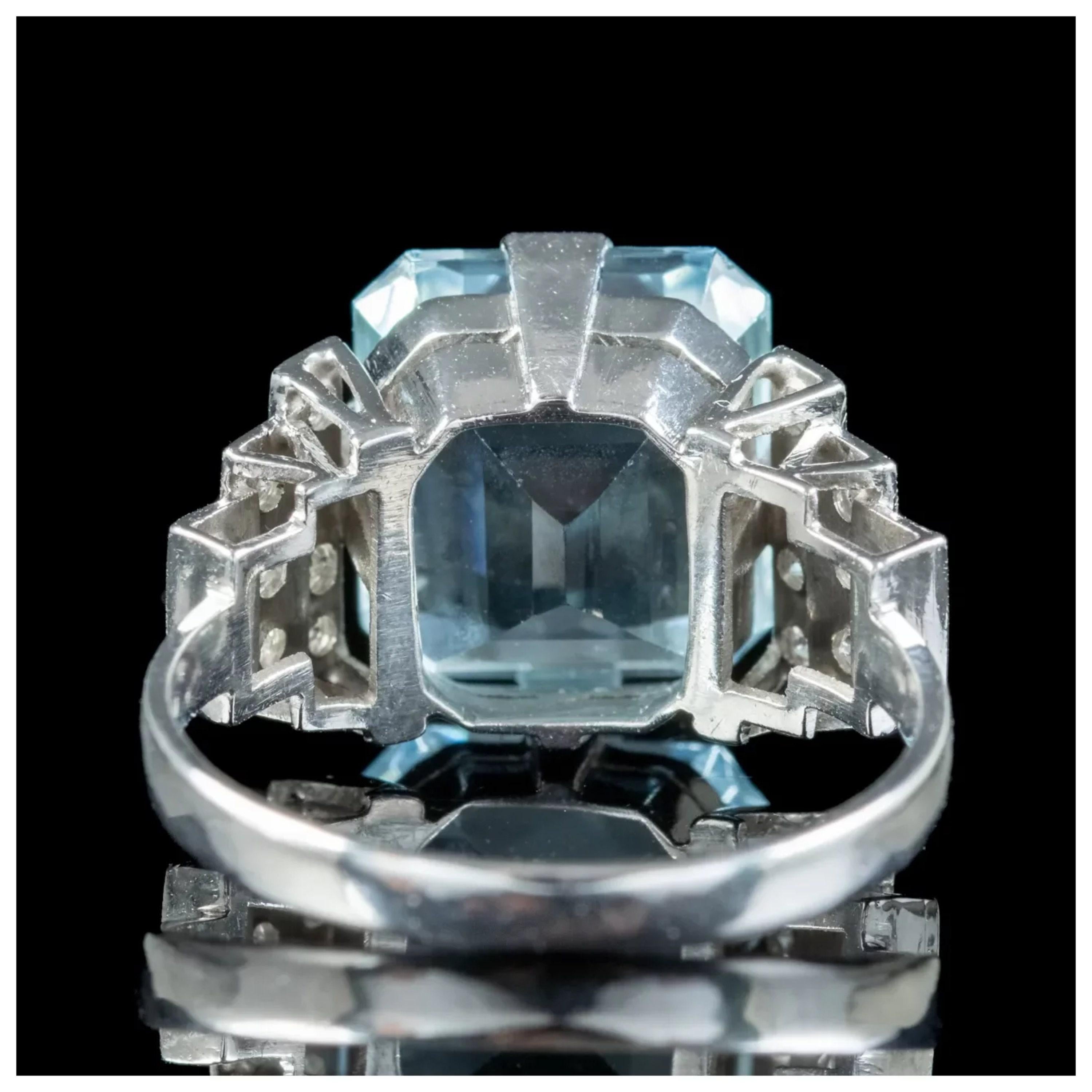 Im Angebot: Moderner Verlobungsring mit Aquamarin im Smaragdschliff und Diamanten () 3