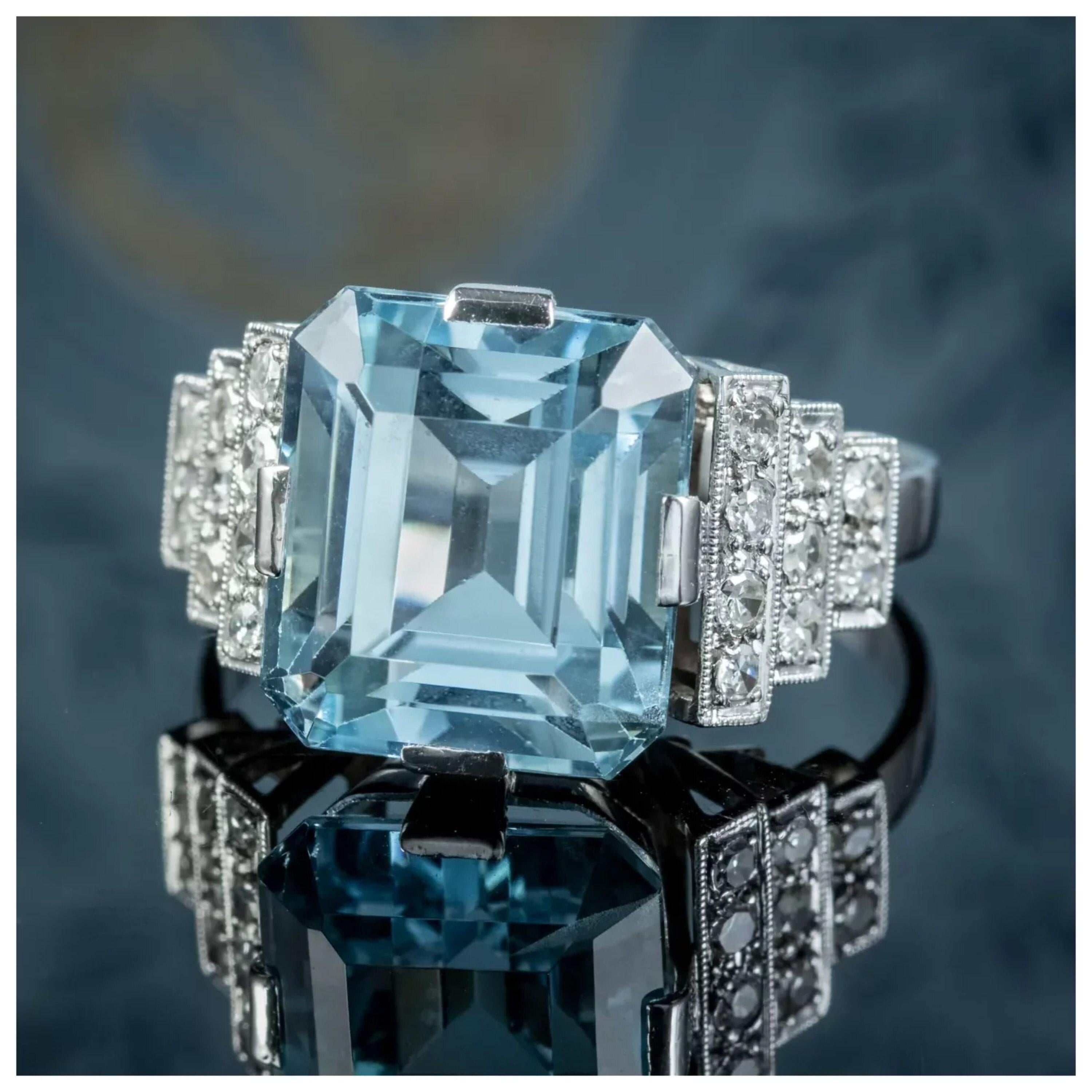 Im Angebot: Moderner Verlobungsring mit Aquamarin im Smaragdschliff und Diamanten () 4