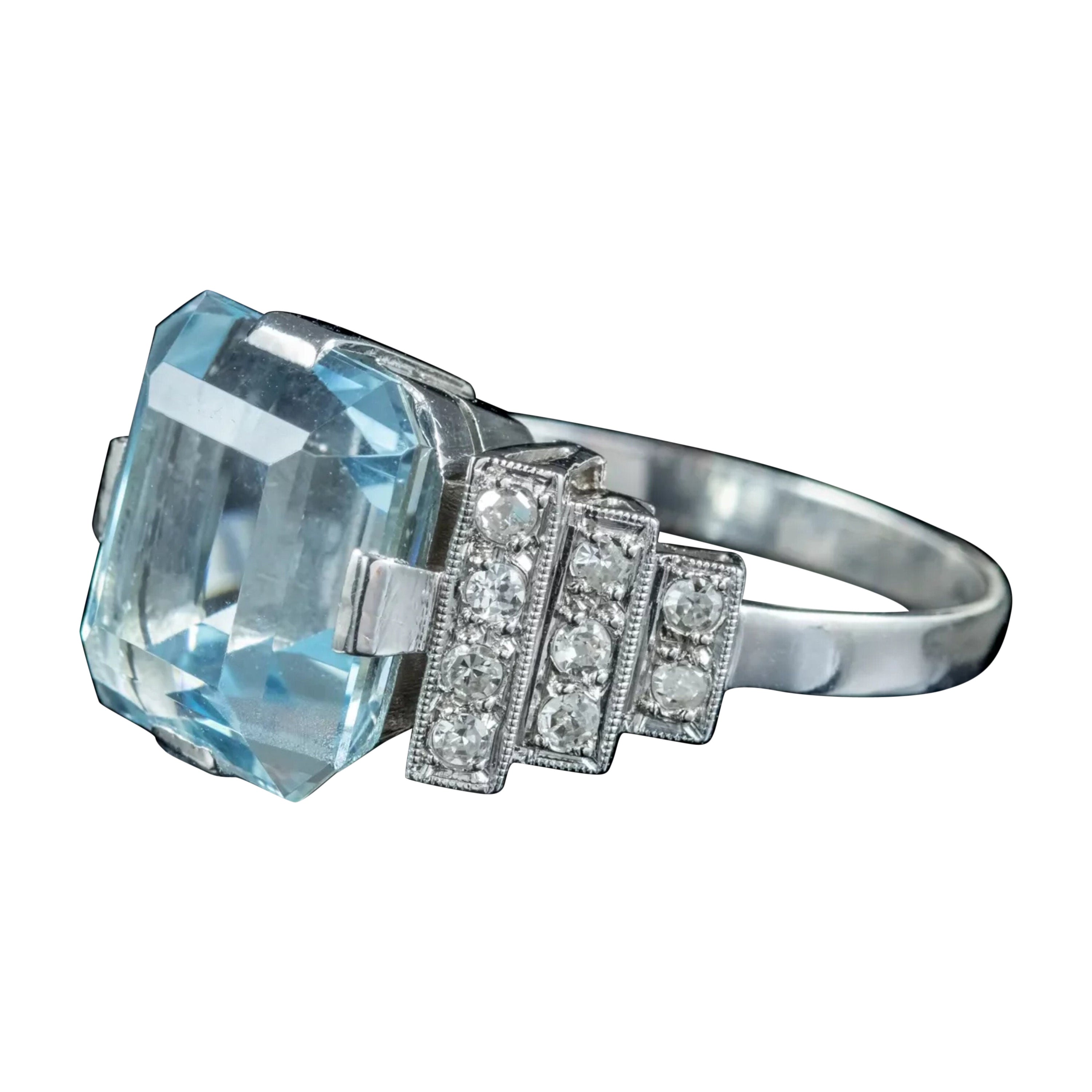 Im Angebot: Moderner Verlobungsring mit Aquamarin im Smaragdschliff und Diamanten ()
