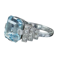Moderner Verlobungsring mit Aquamarin im Smaragdschliff und Diamanten
