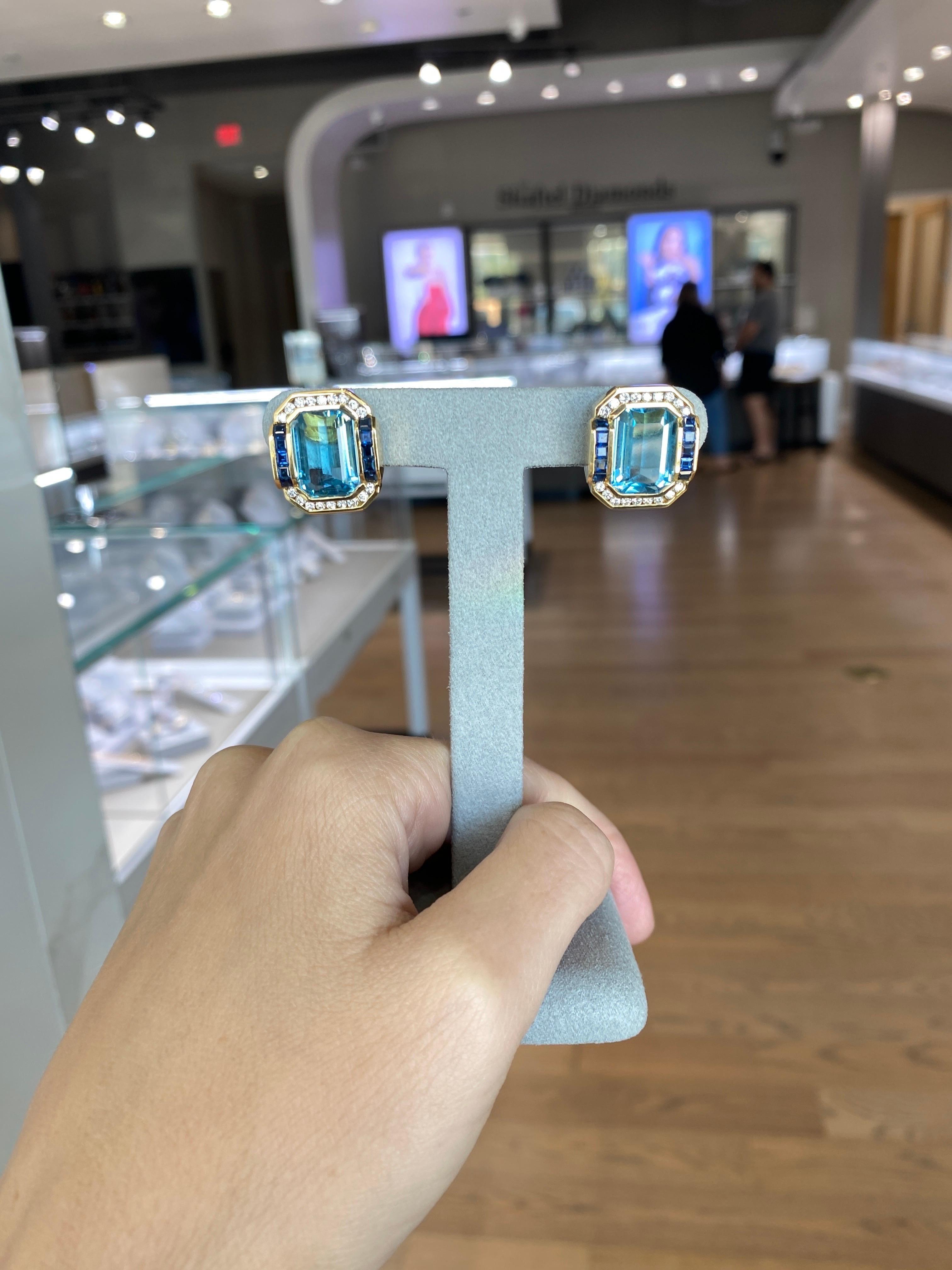 Taille émeraude Boucles d'oreilles modernes en or jaune 14 carats avec topaze bleue taille émeraude, saphir et diamants en vente