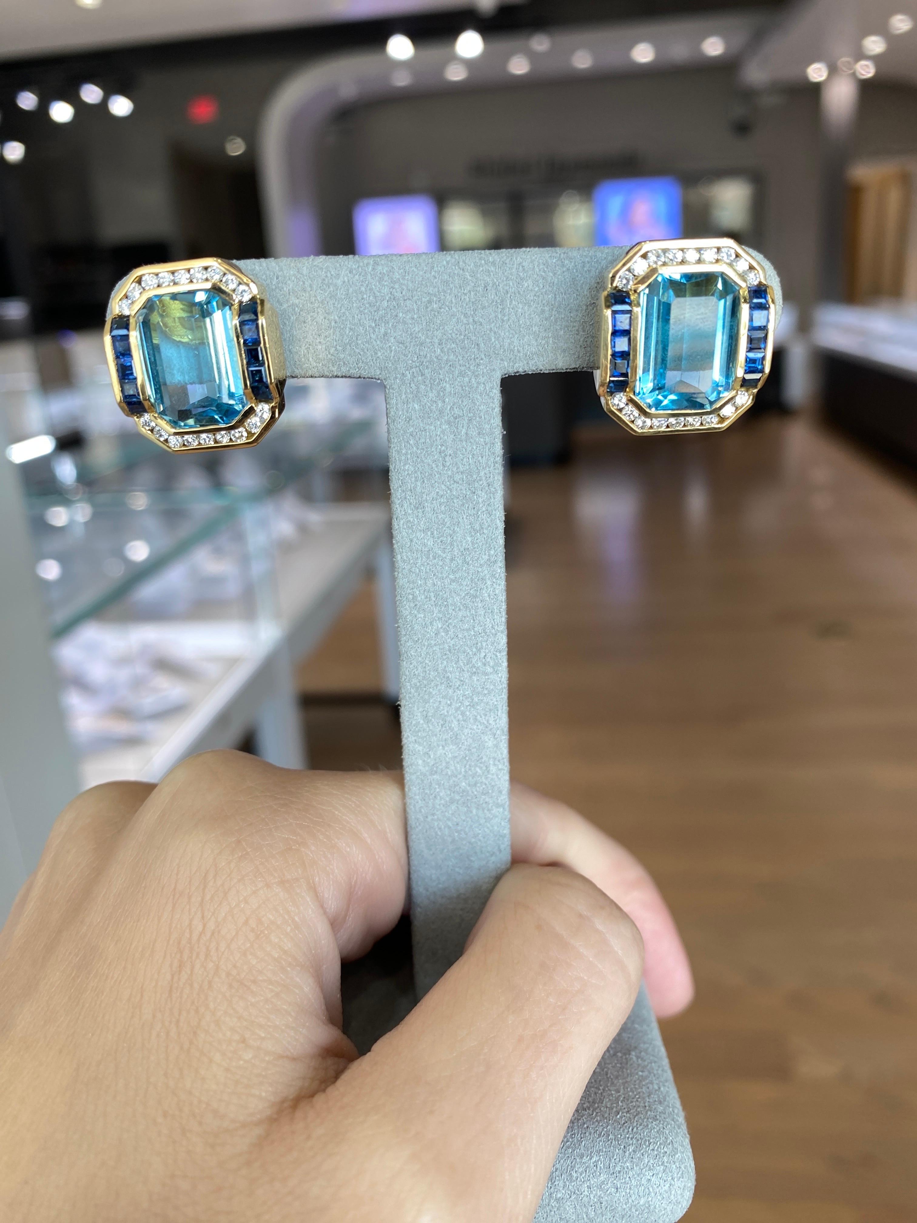 Boucles d'oreilles modernes en or jaune 14 carats avec topaze bleue taille émeraude, saphir et diamants Neuf - En vente à Houston, TX