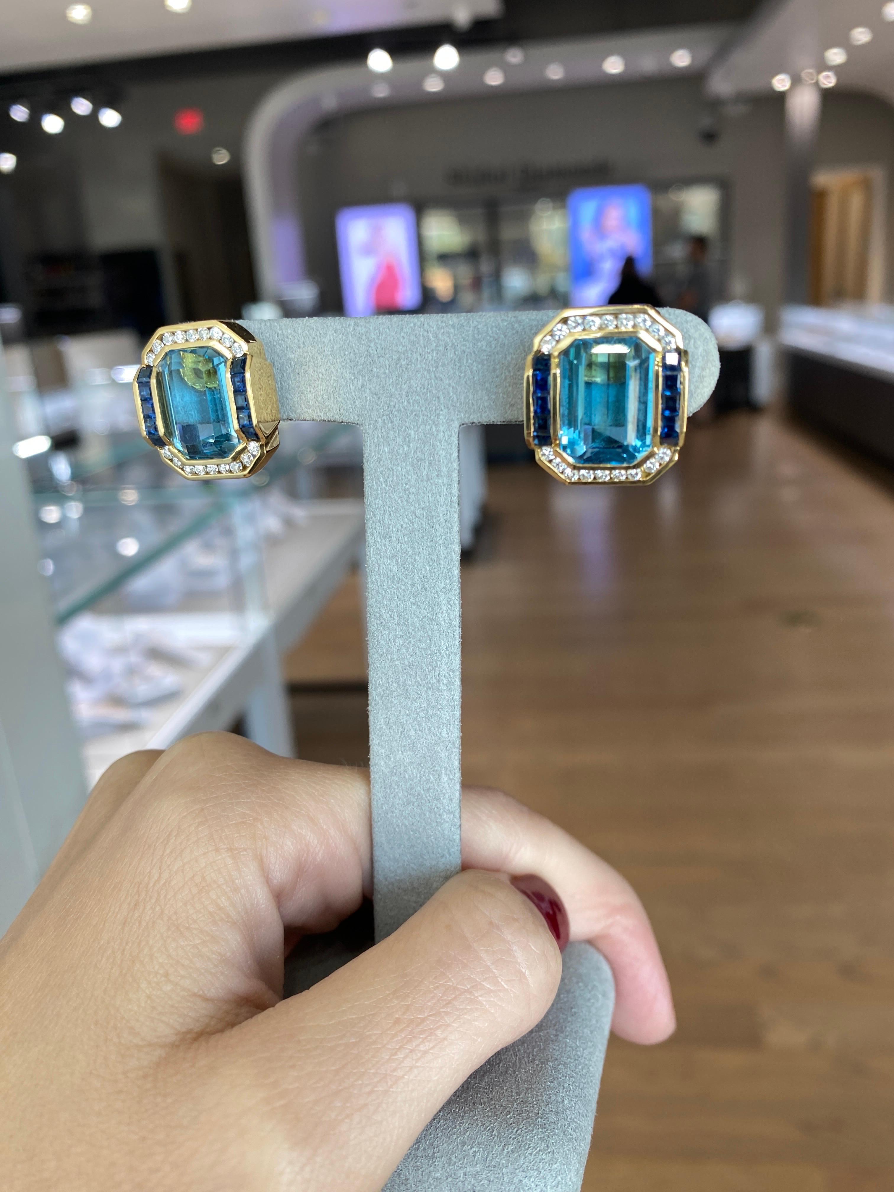 Boucles d'oreilles modernes en or jaune 14 carats avec topaze bleue taille émeraude, saphir et diamants Unisexe en vente