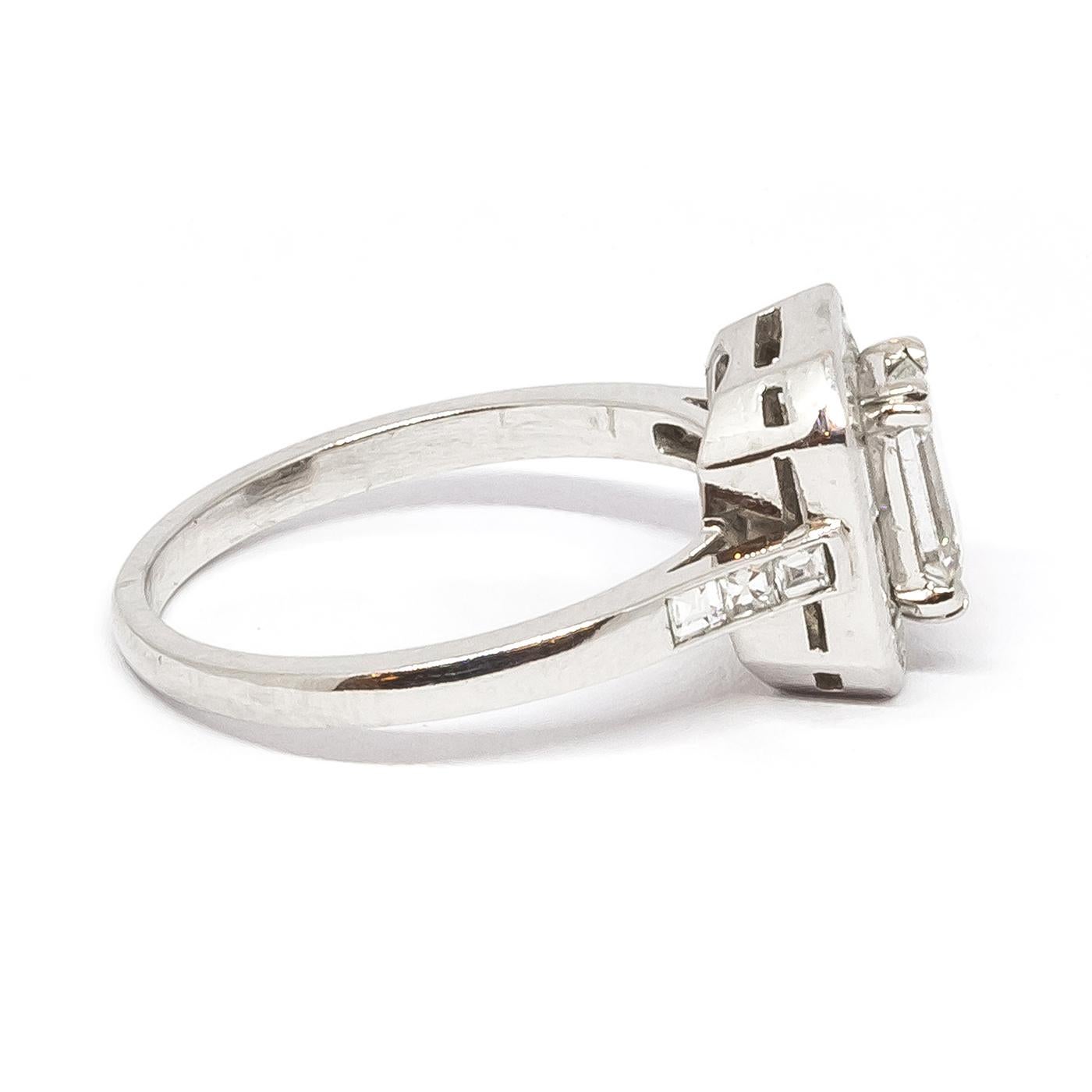 Anello moderno con diamante taglio smeraldo e platino, 0,72 carati in vendita 1