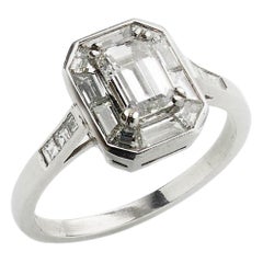 Anello moderno con diamante taglio smeraldo e platino, 0,72 carati
