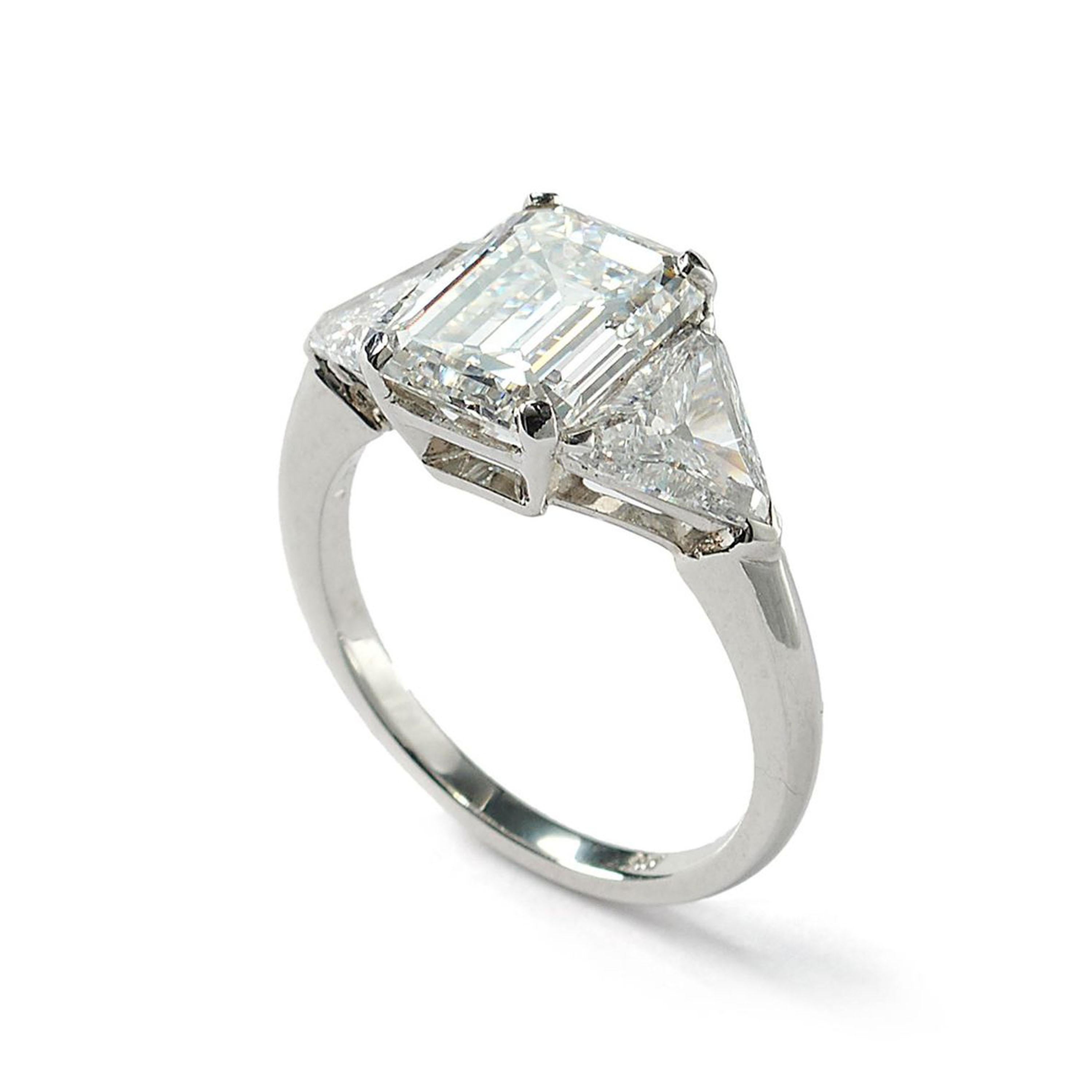 Modern Emerald Cut Diamond and White Gold Three Stone Ring, 3.15 Carats In Excellent Condition In London, GB