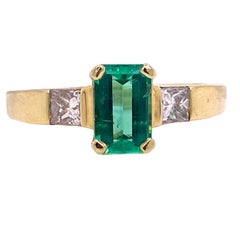 Modern Emerald Diamond 18 Karat Yellow Gold Ring