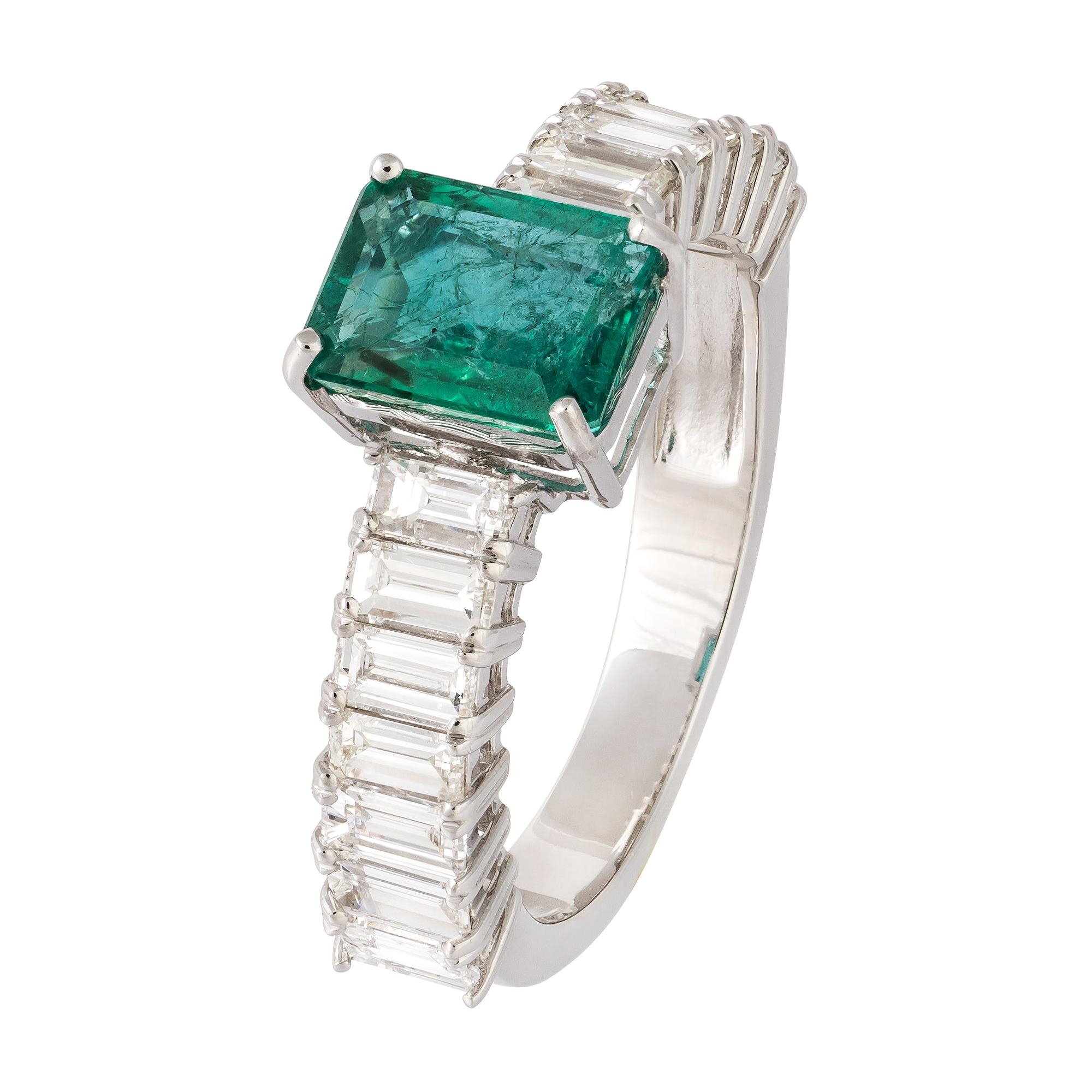 Moderner moderner Smaragd-Diamant-Band-Ring aus Weißgold für Sie