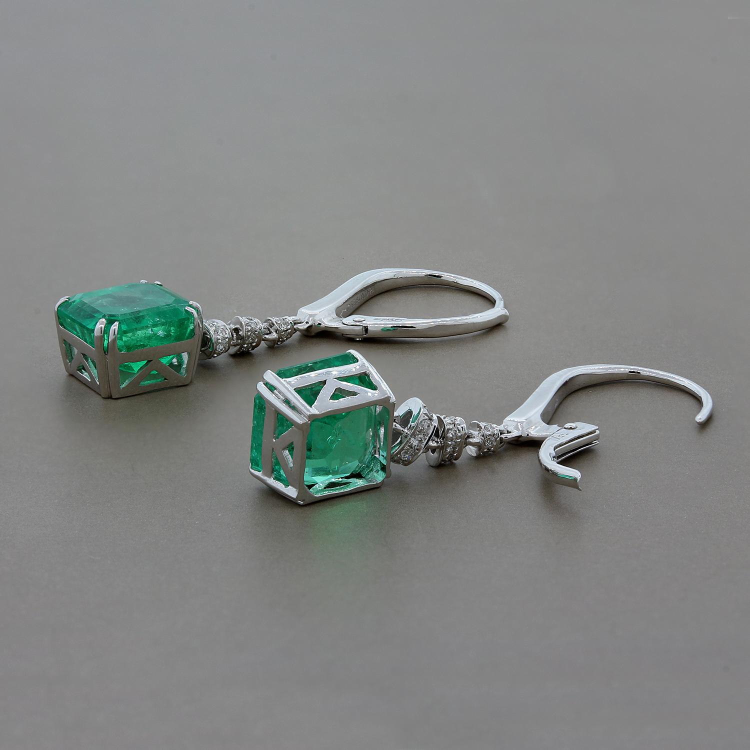 Modern Emerald Diamond Gold Drop Earrings In New Condition In Beverly Hills, CA