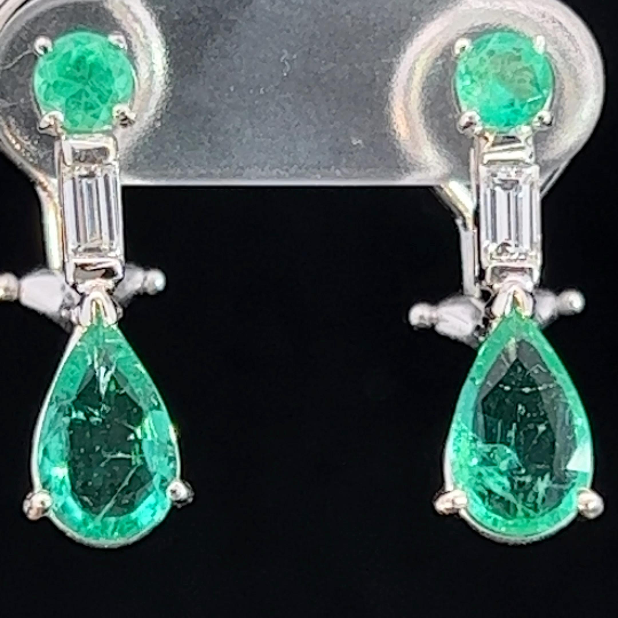 Modern Emerald & Diamond Platinum Earrings Circa 2000s In Good Condition For Sale In ADELAIDE, SA