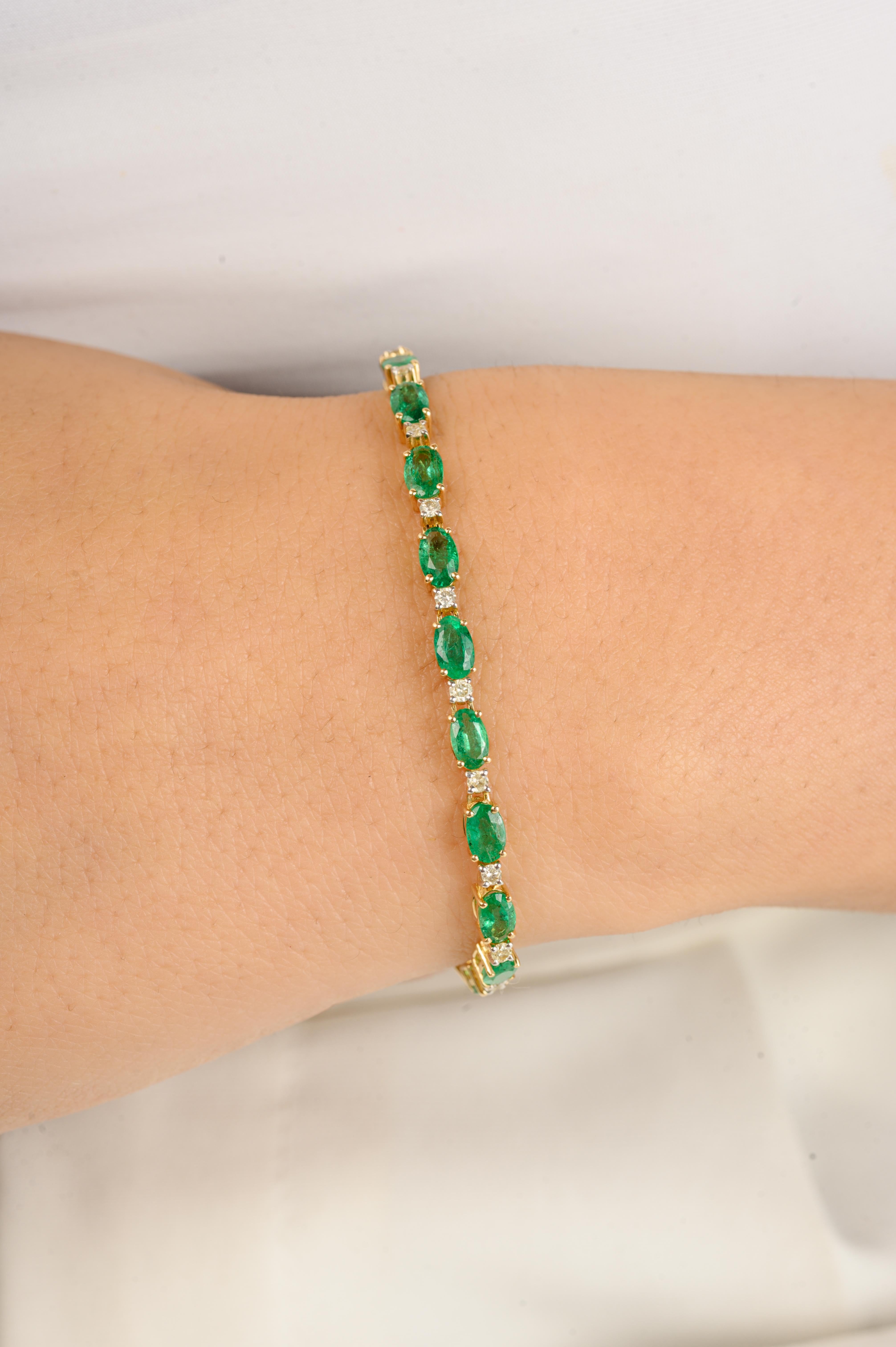 Ce bracelet de tennis moderne en or jaune massif 14k, orné d'émeraudes et de diamants, met en valeur une émeraude naturelle étincelante à l'infini, pesant 6,29 carats, et des diamants de 0,62 carat. Il mesure 7 pouces de long. 
L'émeraude renforce