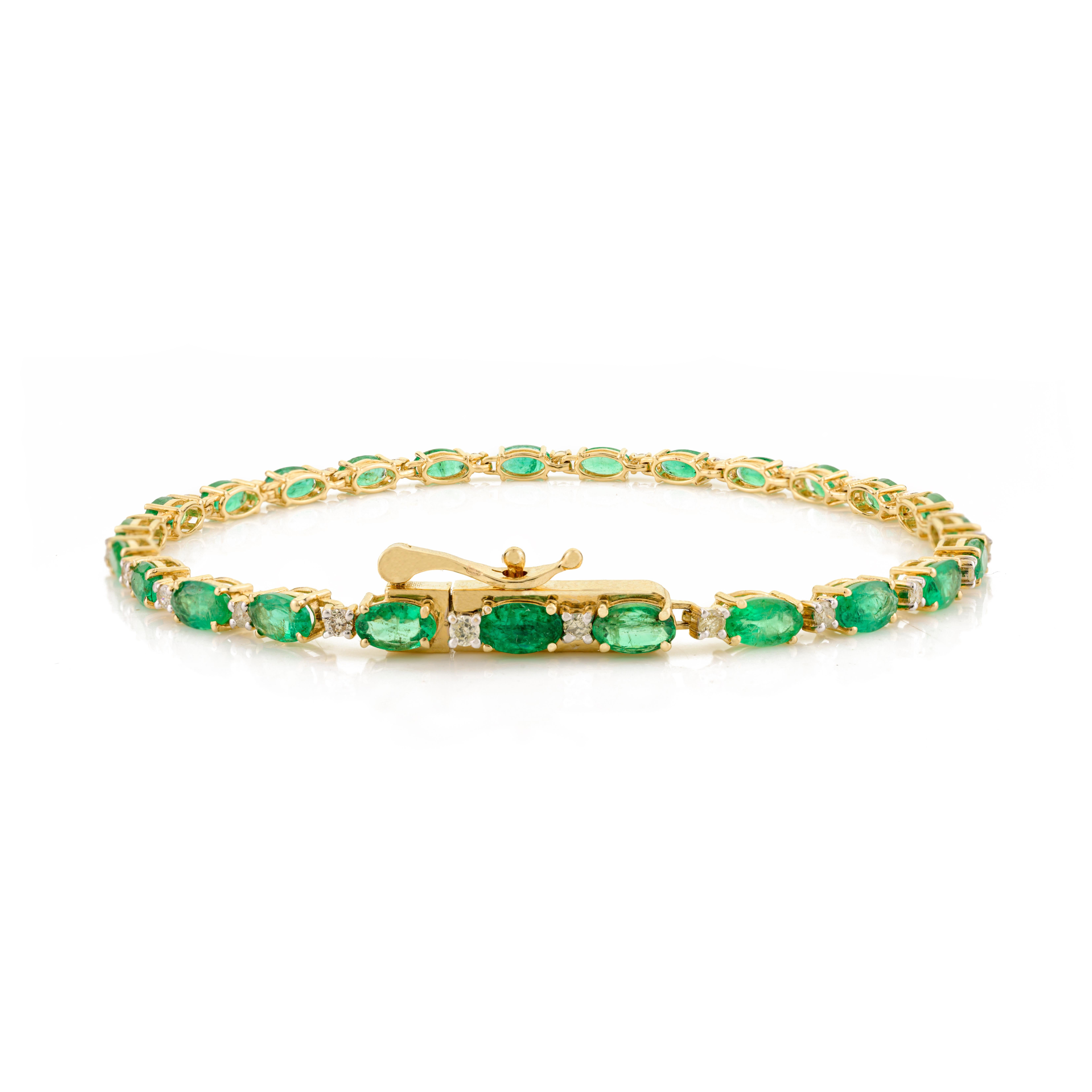 Art déco Bracelet tennis moderne en or jaune massif 14 carats avec émeraudes et diamants en vente