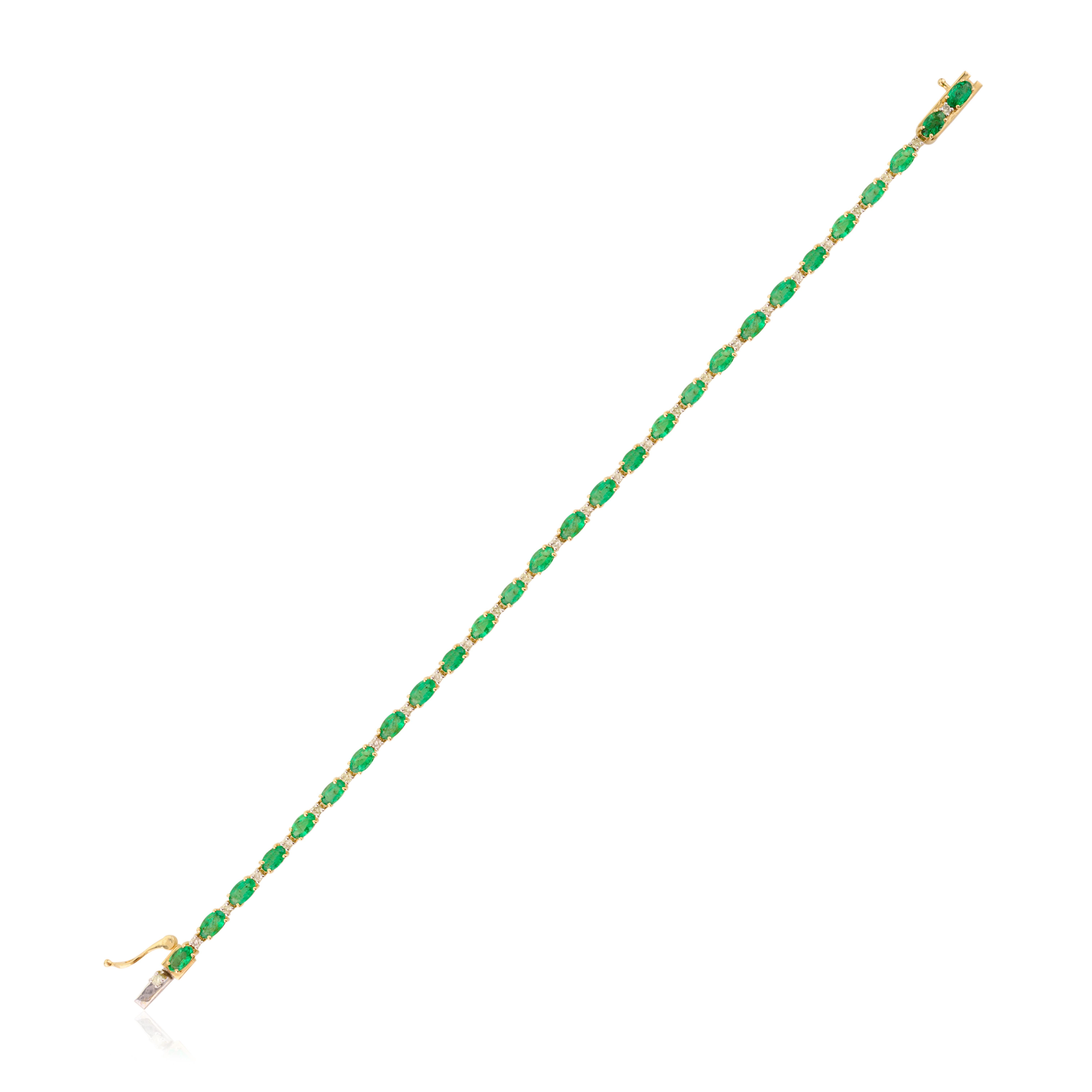Bracelet tennis moderne en or jaune massif 14 carats avec émeraudes et diamants Neuf - En vente à New York, NY