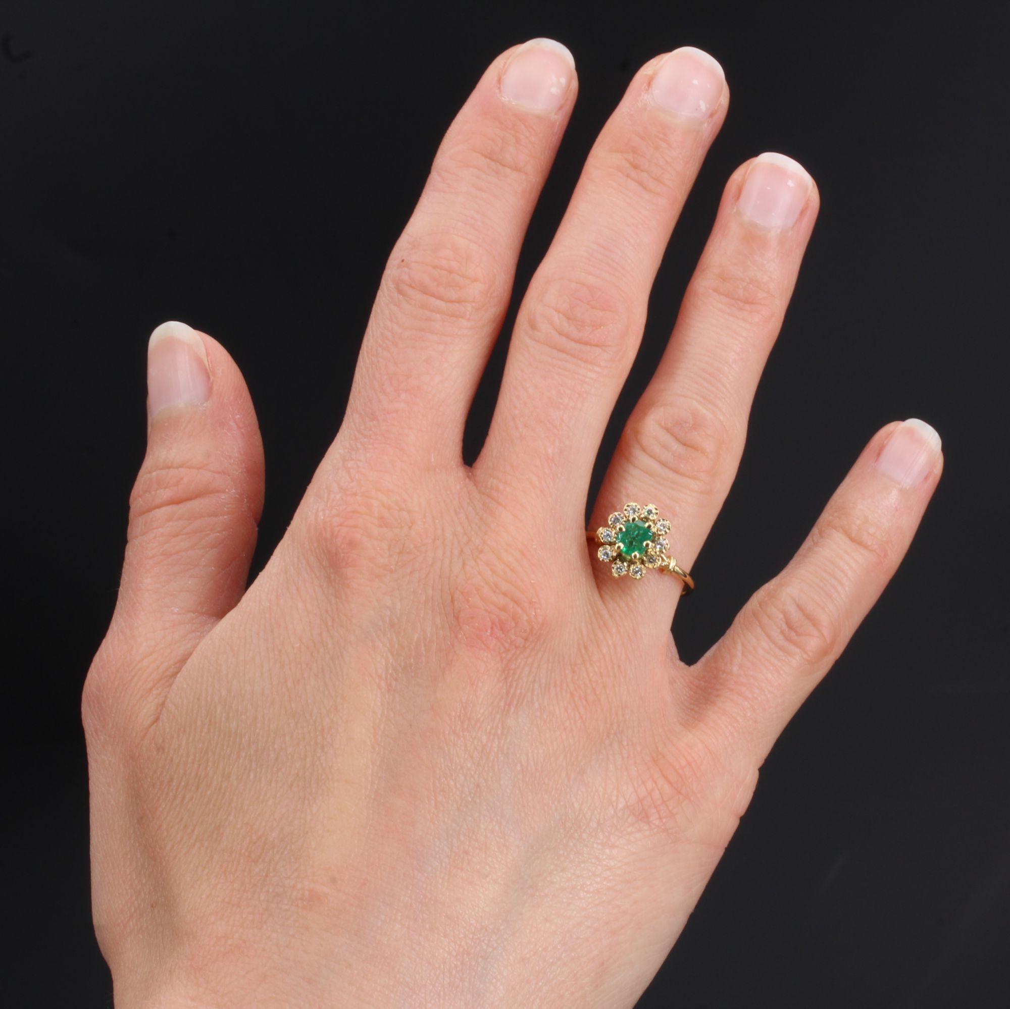 Ring in 18 karat yellow gold, eagle head hallmark.
Charming second- hand ring, its setting represents a flower whose heart is an oval emerald set with 4 claws and the petals of modern brilliant- cut diamonds, 10 in number. The basket is made of gold
