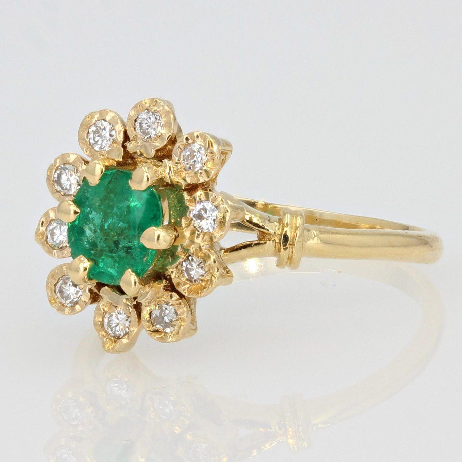 Oval Cut Modern Emerald Diamonds 18 Karat Yellow Gold Daisy Ring