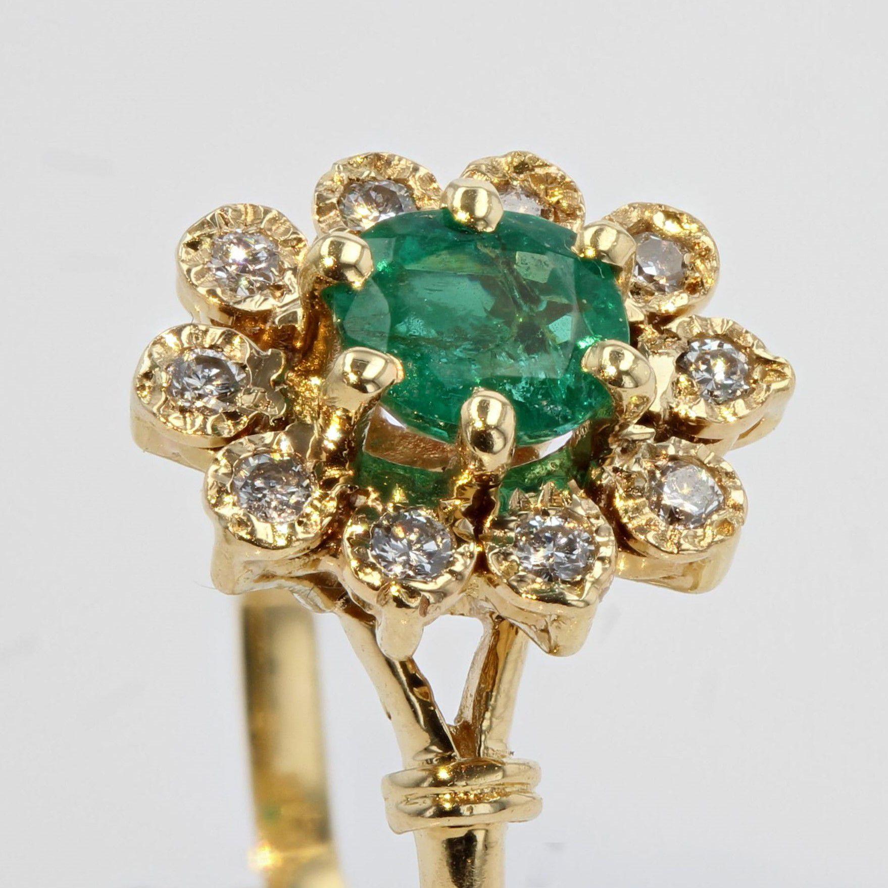 Modern Emerald Diamonds 18 Karat Yellow Gold Daisy Ring In Good Condition In Poitiers, FR