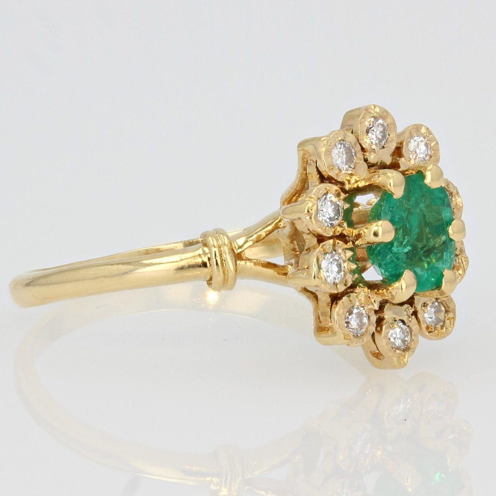 Women's Modern Emerald Diamonds 18 Karat Yellow Gold Daisy Ring