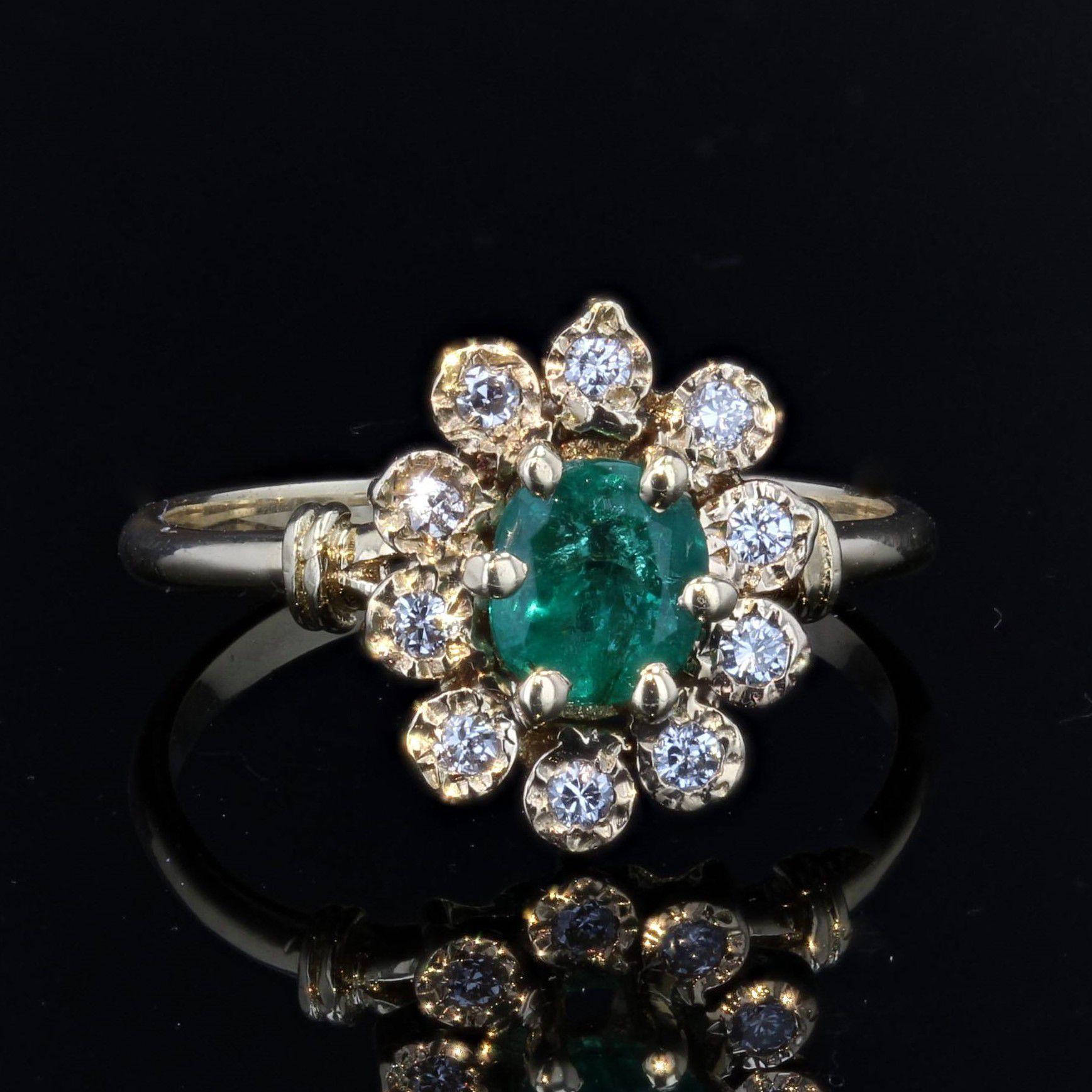 Modern Emerald Diamonds 18 Karat Yellow Gold Daisy Ring 2