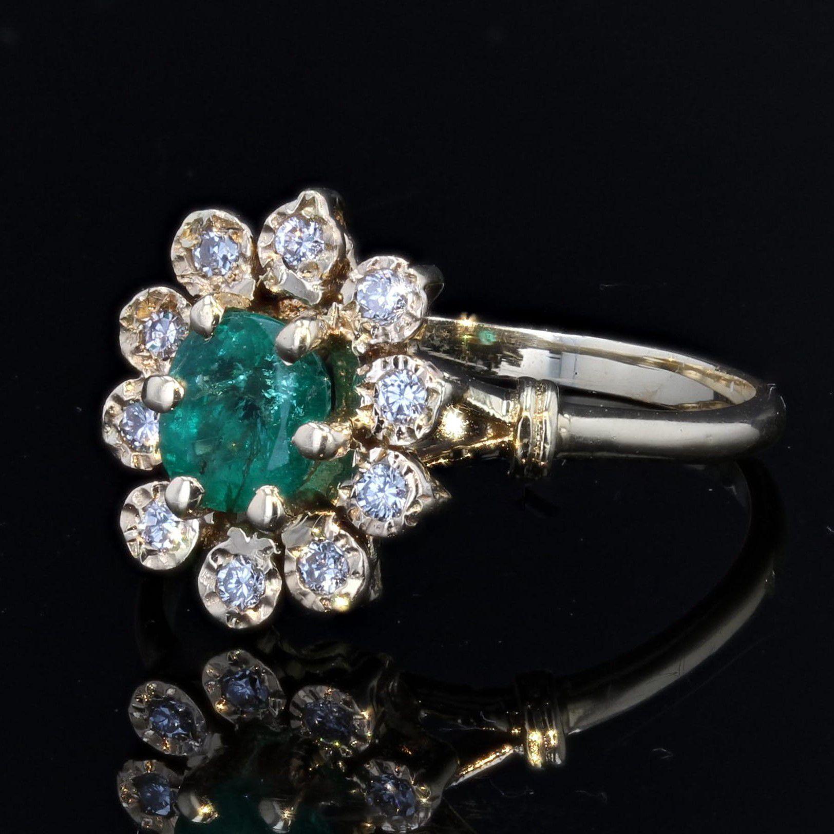 Modern Emerald Diamonds 18 Karat Yellow Gold Daisy Ring 3