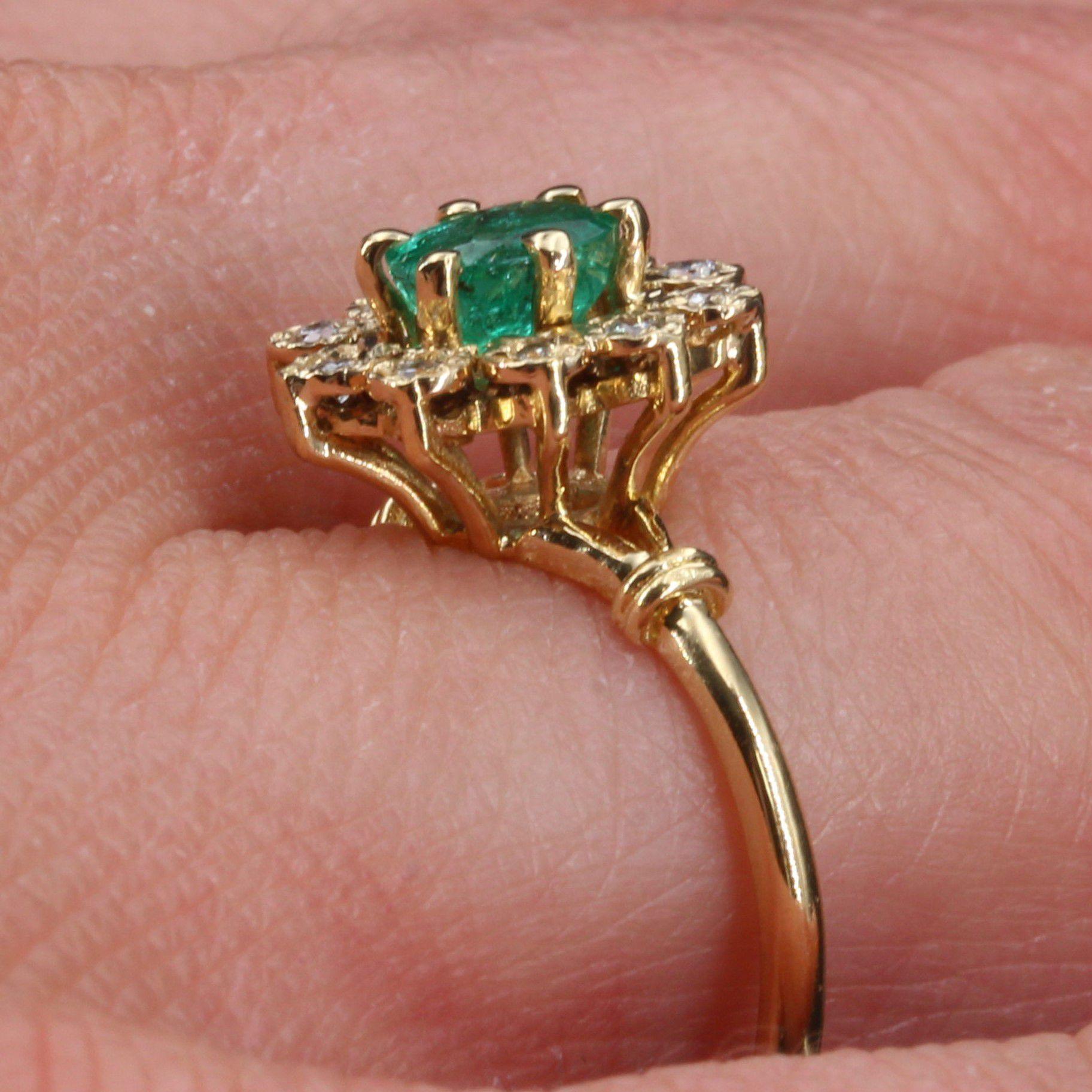 Modern Emerald Diamonds 18 Karat Yellow Gold Daisy Ring 4