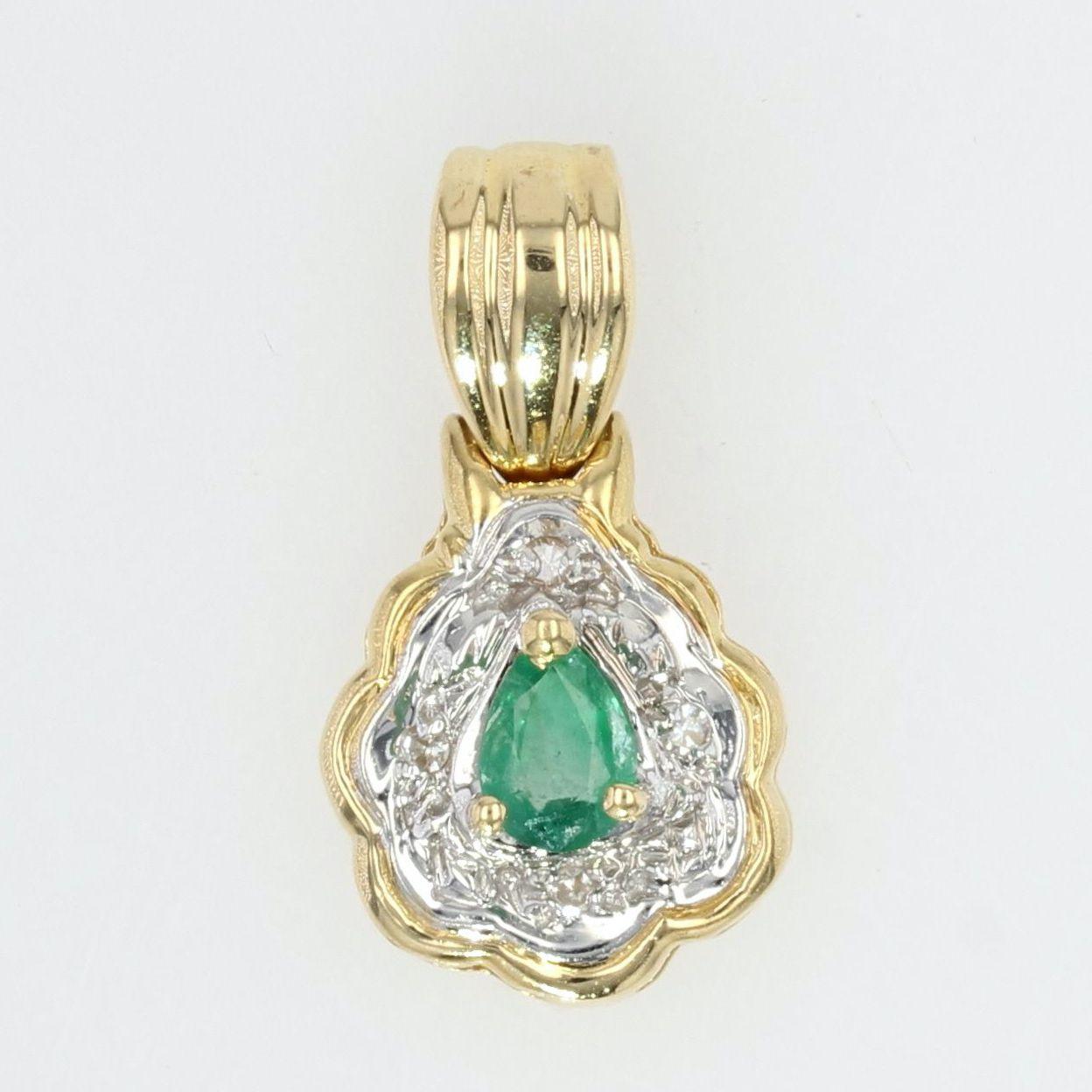 Moderner Smaragd-Diamanten-Anhänger aus 18 Karat Gelbgold (Tropfenschliff) im Angebot