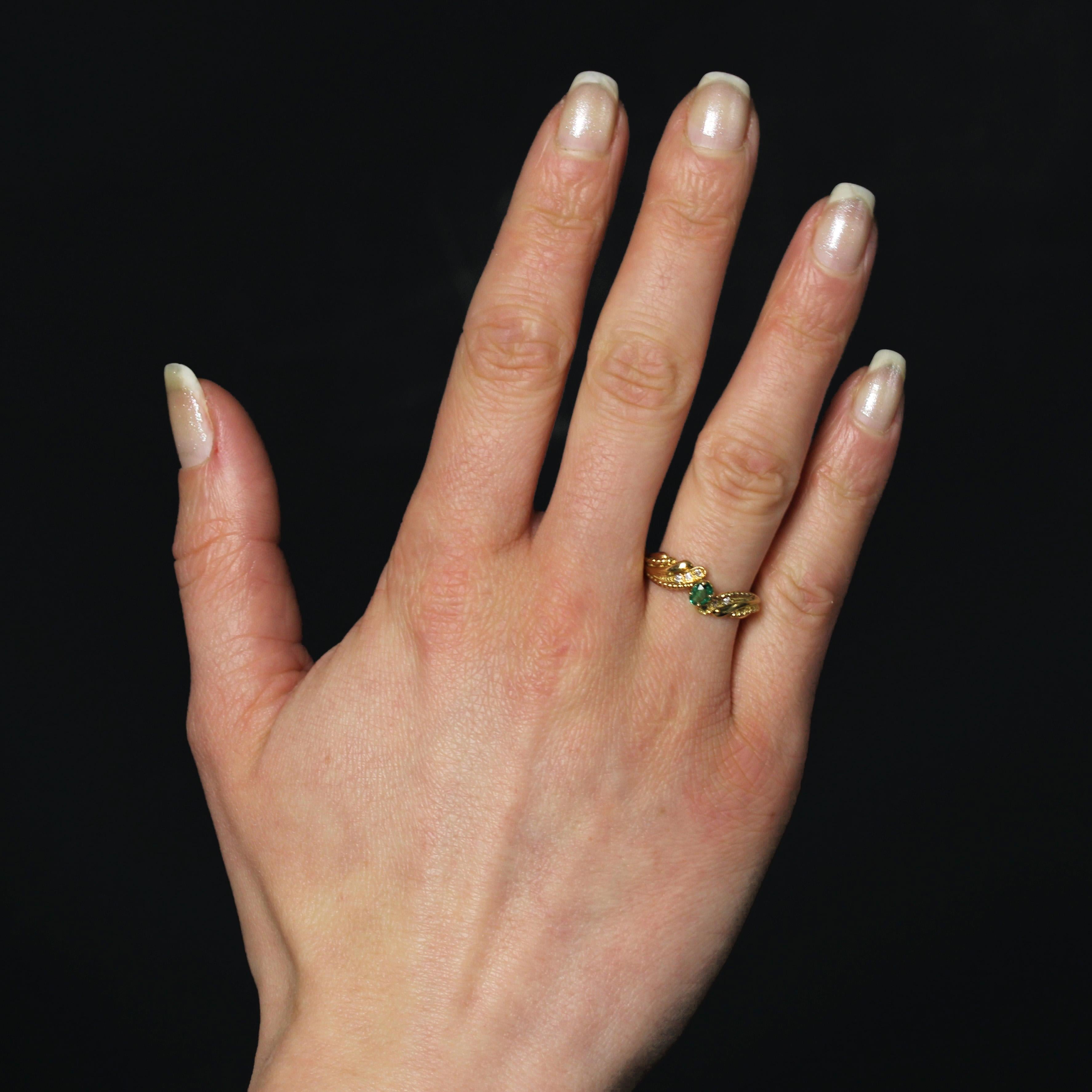 Bague en or jaune 18 carats.
Bague moderne en or jaune, sertie au centre d'une émeraude ovale ornée de part et d'autre d'une ligne de 3 diamants taillés en brillant et de torsades en or.
Poids de l'émeraude : 0,13 carat environ.
Poids total des