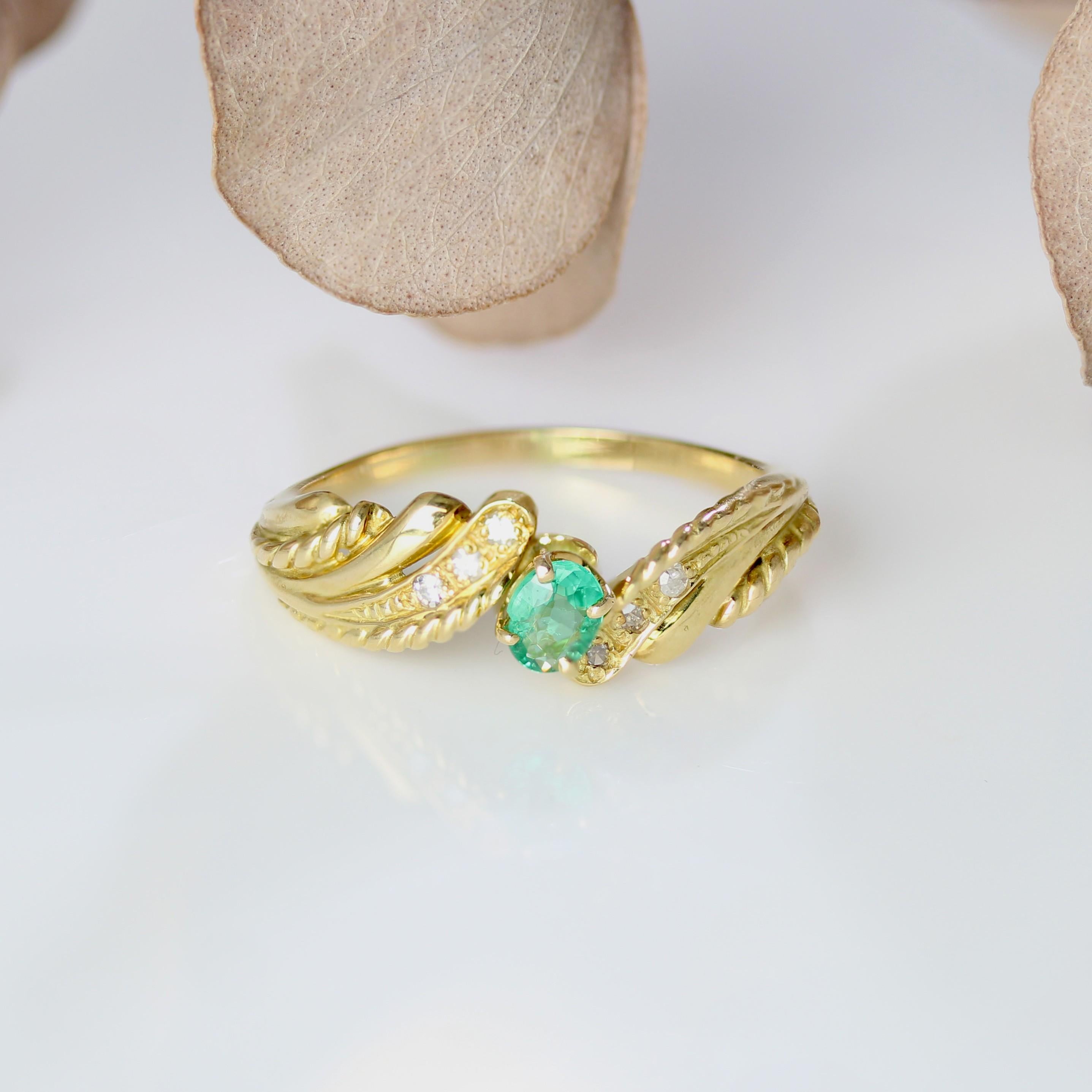 Moderne Bague moderne en or jaune 18 carats avec émeraudes et diamants en vente