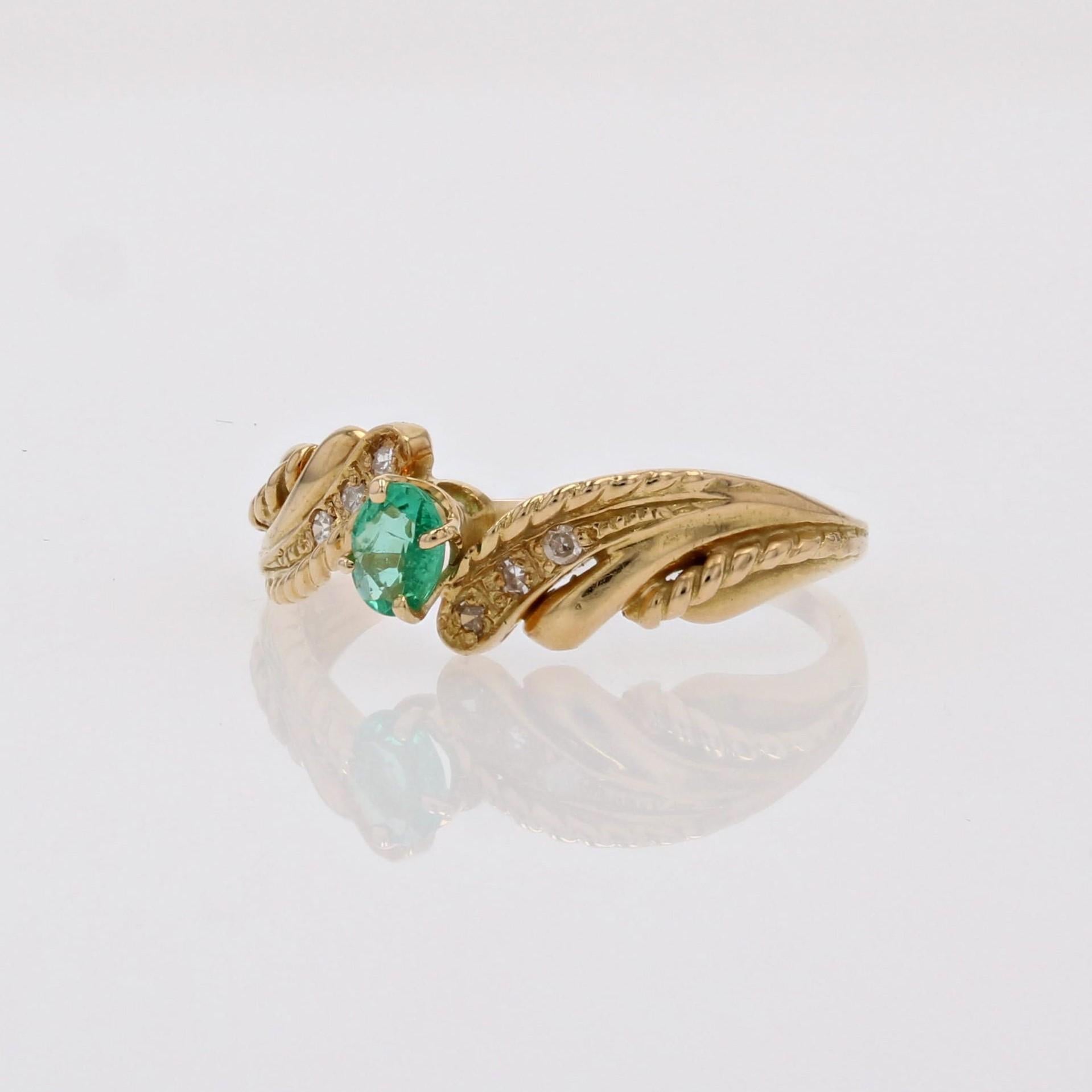 Taille ovale Bague moderne en or jaune 18 carats avec émeraudes et diamants en vente